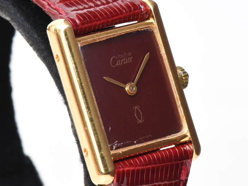 戦車をモチーフにアールデコ調のデザインを施した斬新かつエレガントな腕時計、カルティエ『タンク』