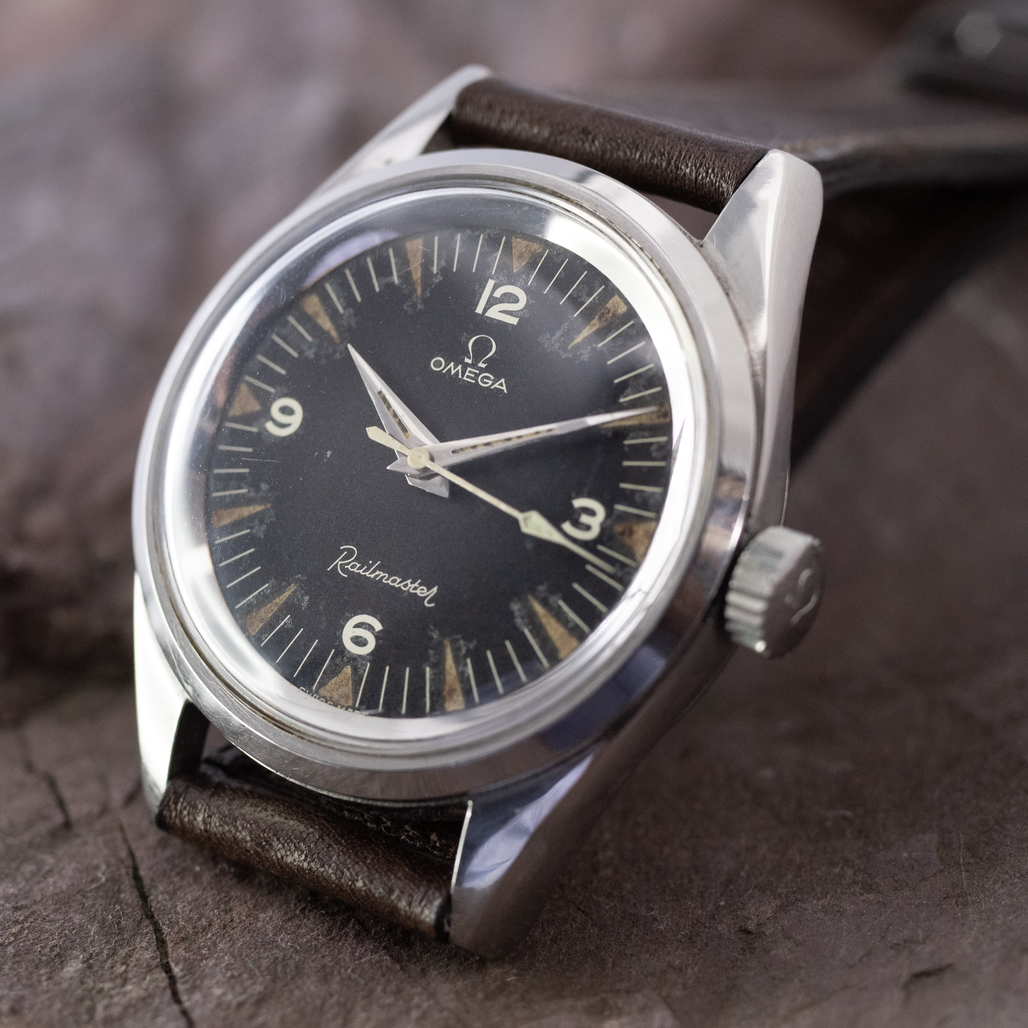 高い耐磁性と視認性を備えたシンプルな鉄道時計、オメガ『レイルマスター』