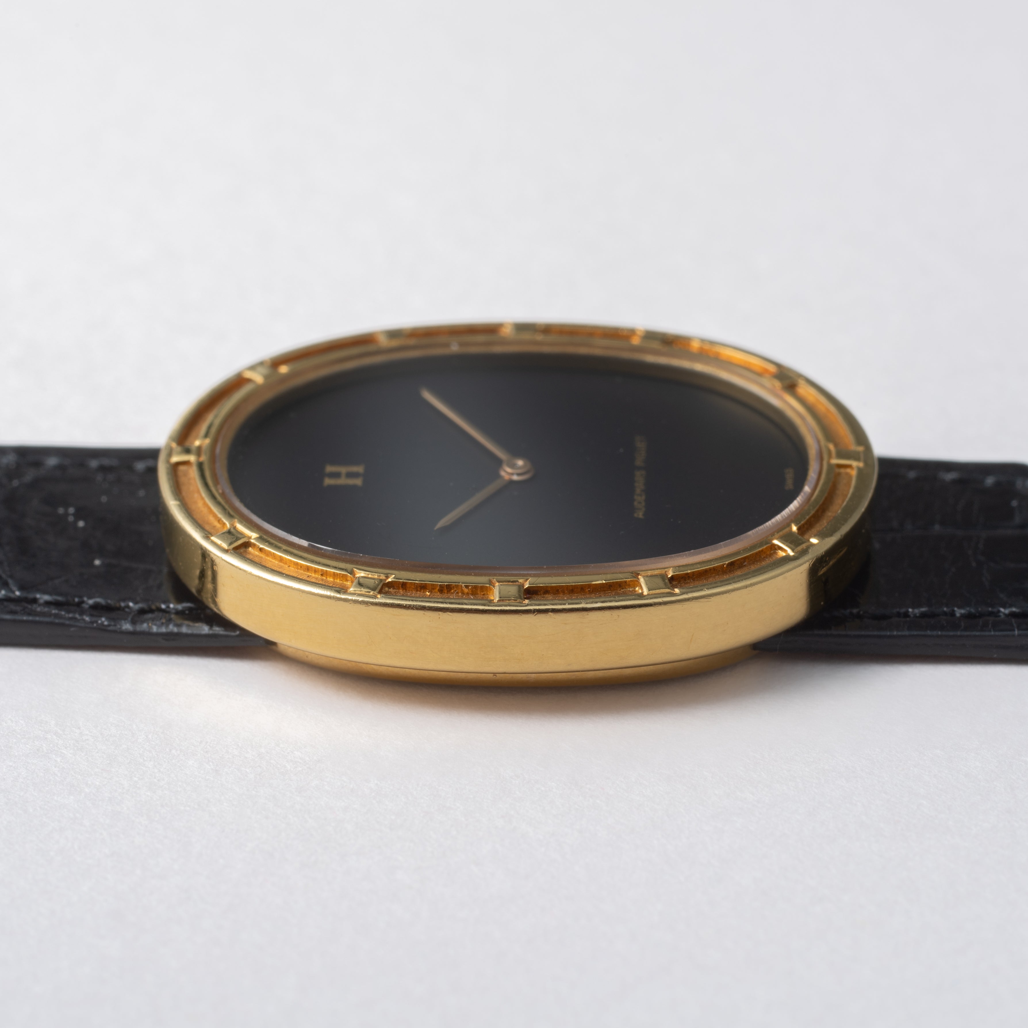 エルメス オーデマ・ピゲ 18金無垢オーバルケース 1970年代製 手巻き 純正金無垢尾錠