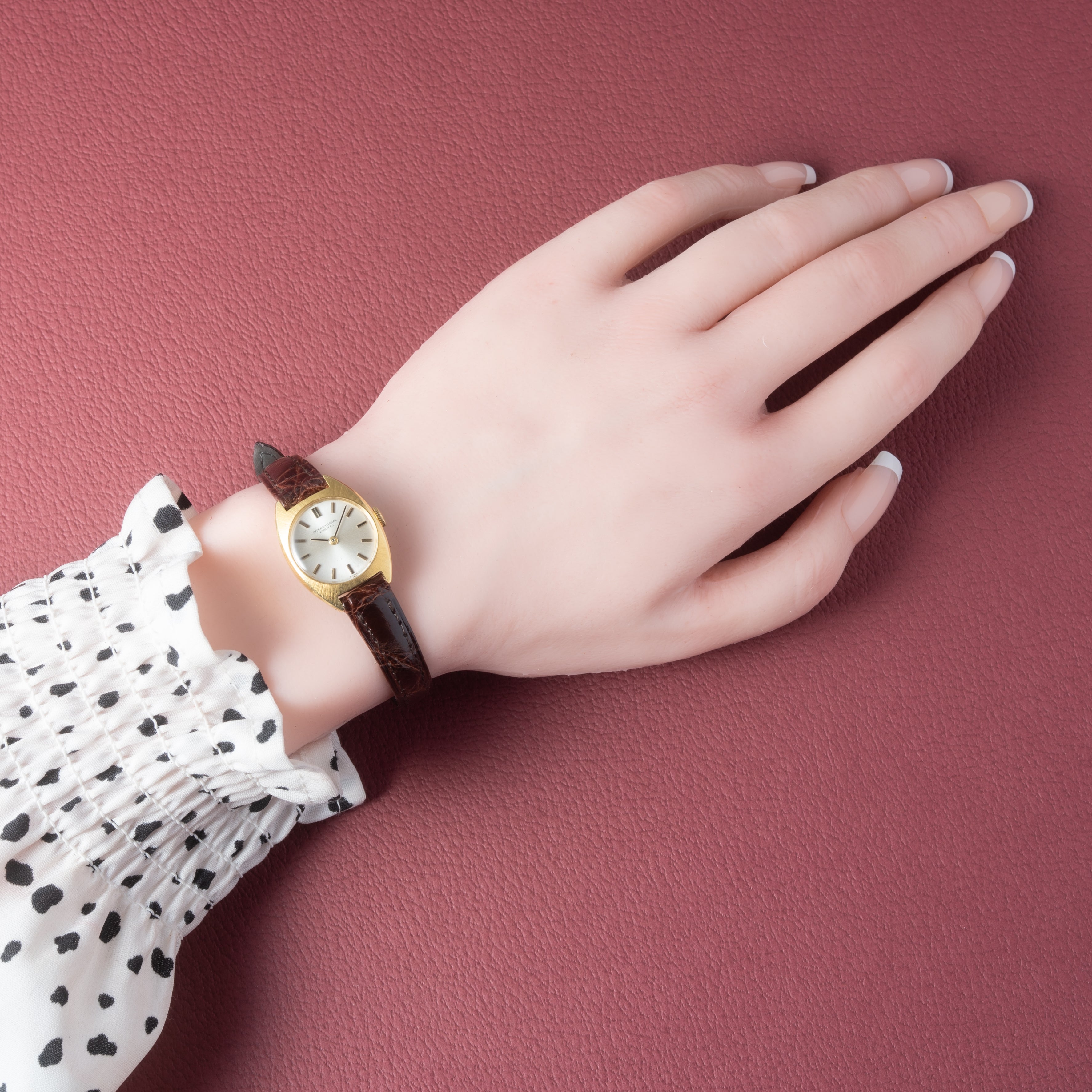 IWC レディース 18金無垢トノーケース 1967年製 手巻き Cal.41 純正尾錠付き