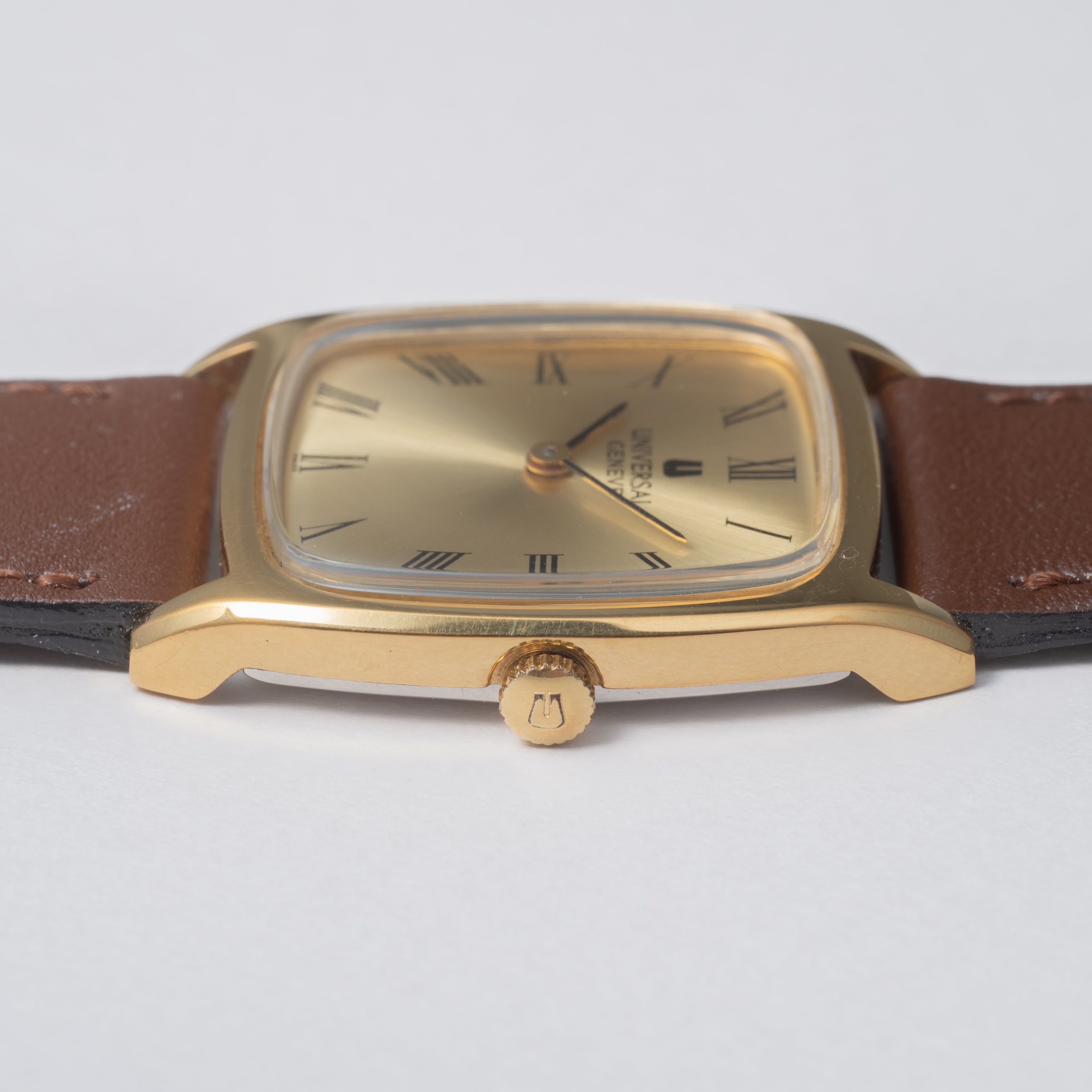 ユニバーサルジュネーブ トノー型 1970年代製 Ref.542114 16金メッキ 箱、タグ付き