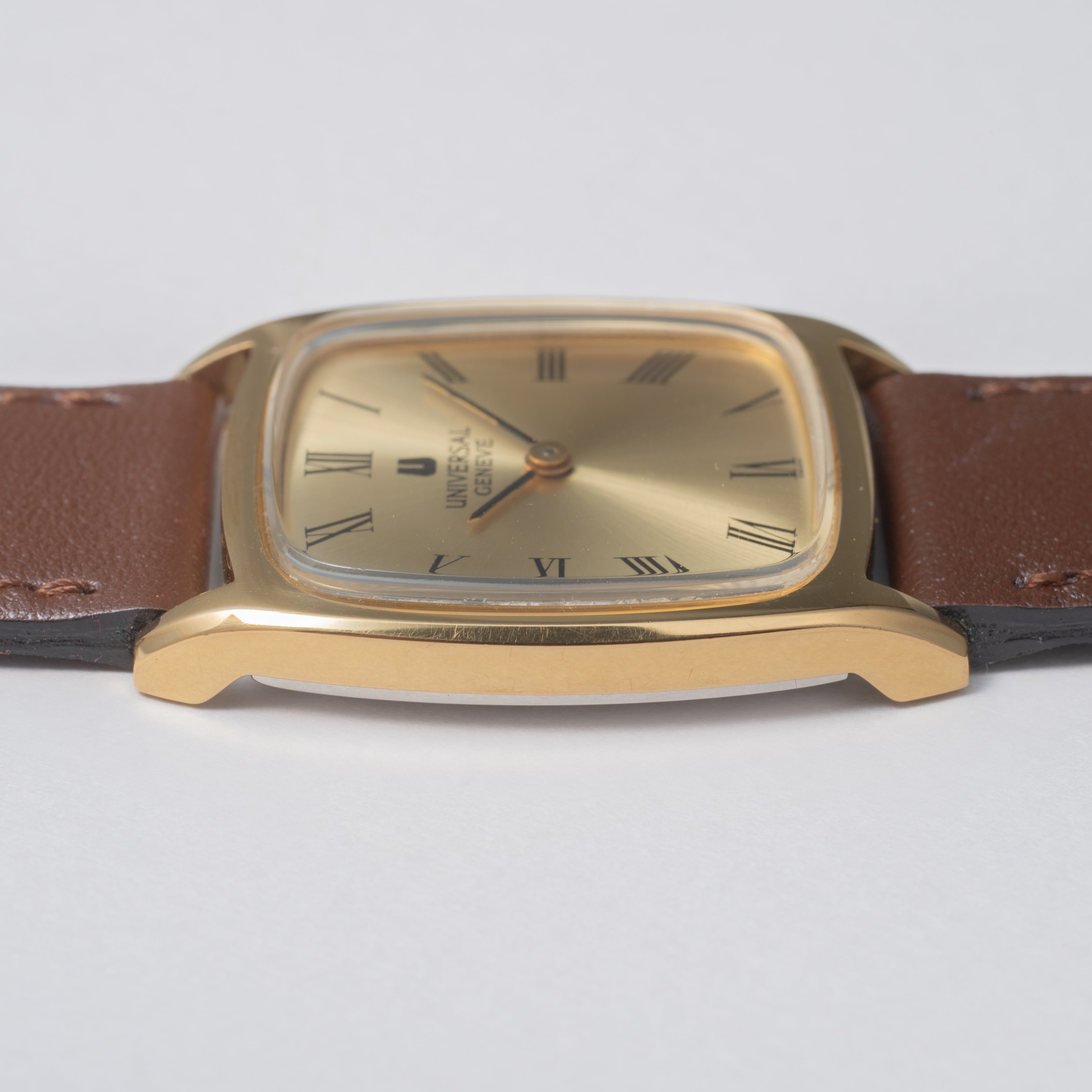 ユニバーサルジュネーブ トノー型 1970年代製 Ref.542114 16金メッキ 箱、タグ付き