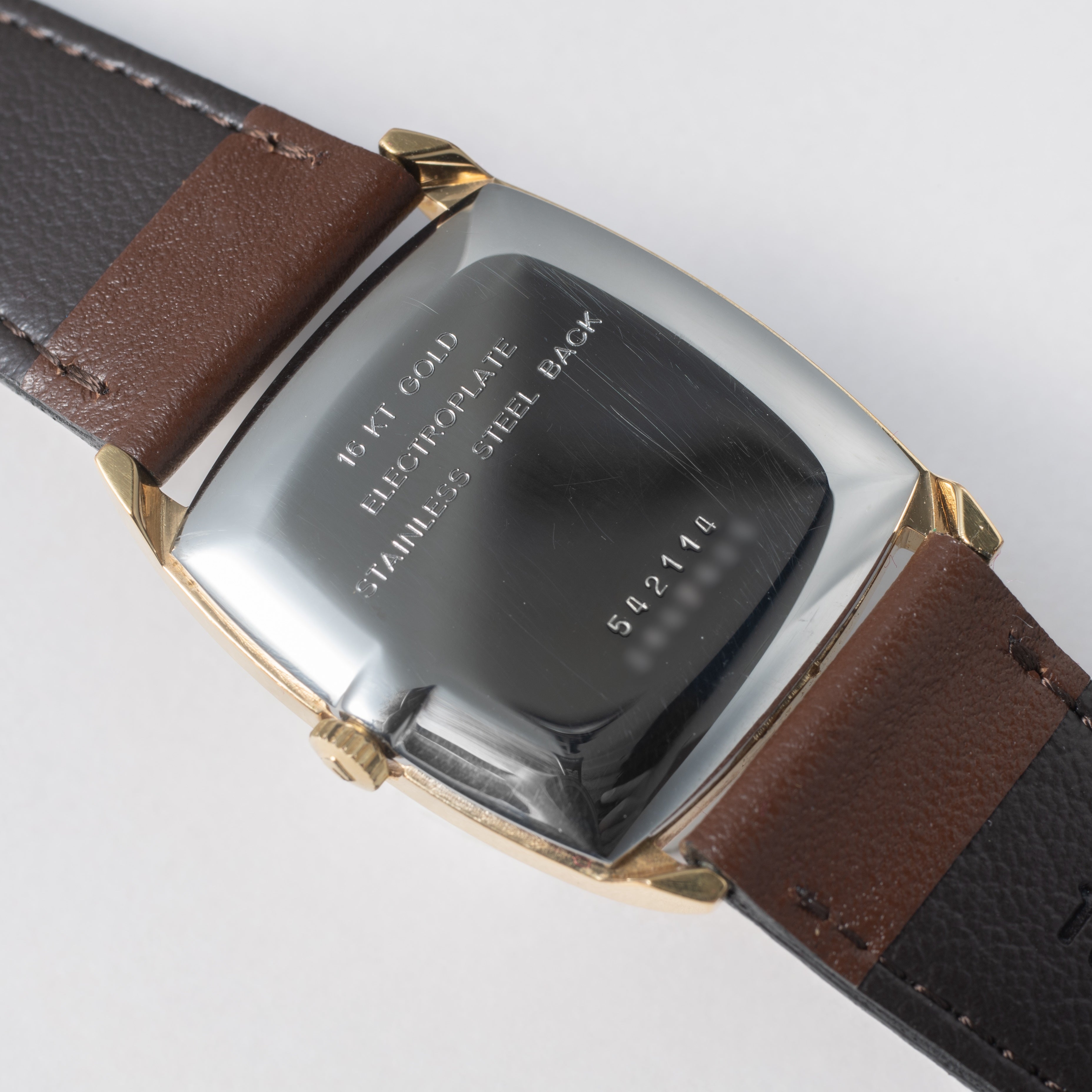 ユニバーサルジュネーブ トノー型 1970年代製 Ref.542114 16金メッキ 箱、タグ付き