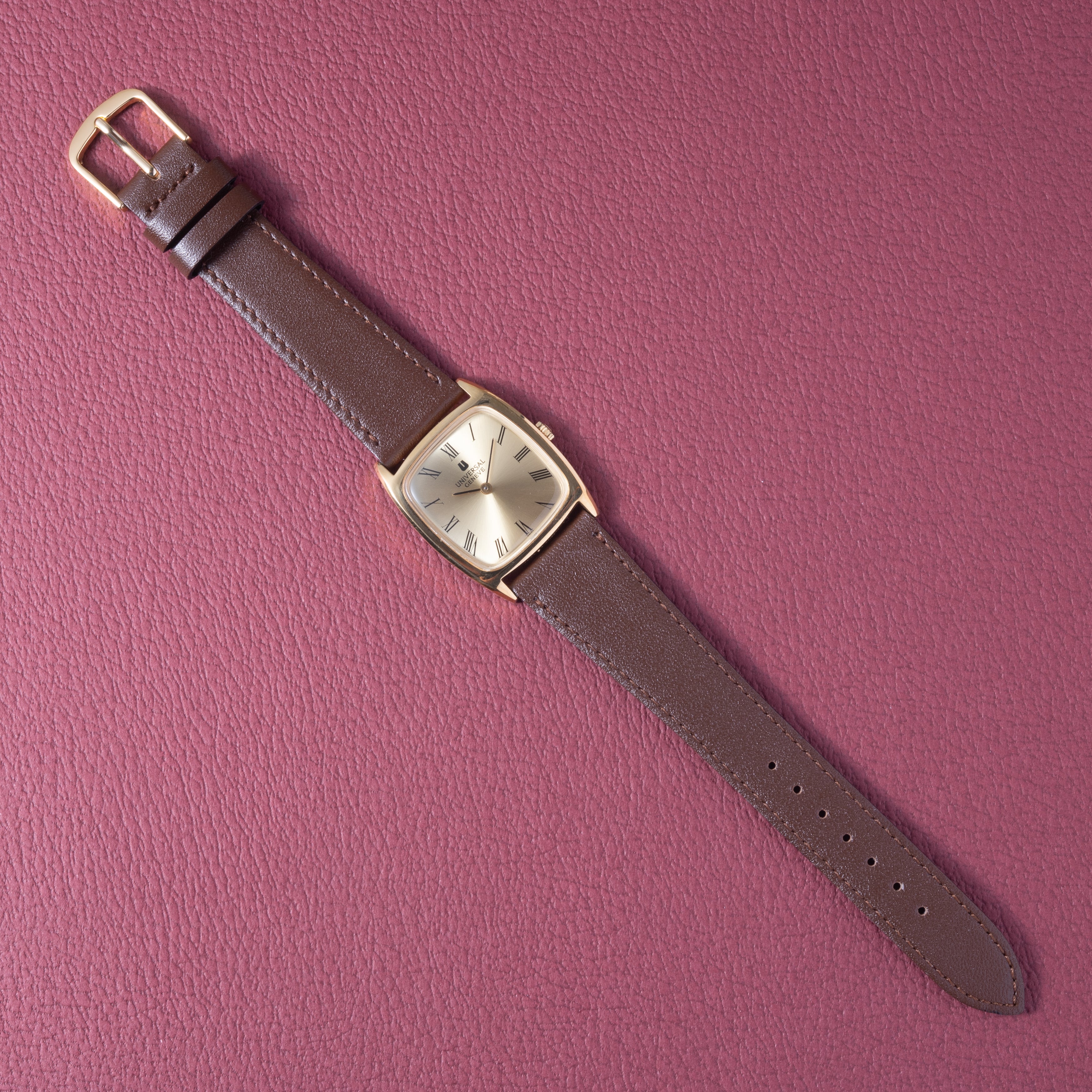 ユニバーサルジュネーブ トノー型 1970年代製 Ref.542114 16金メッキ 箱、タグ付き