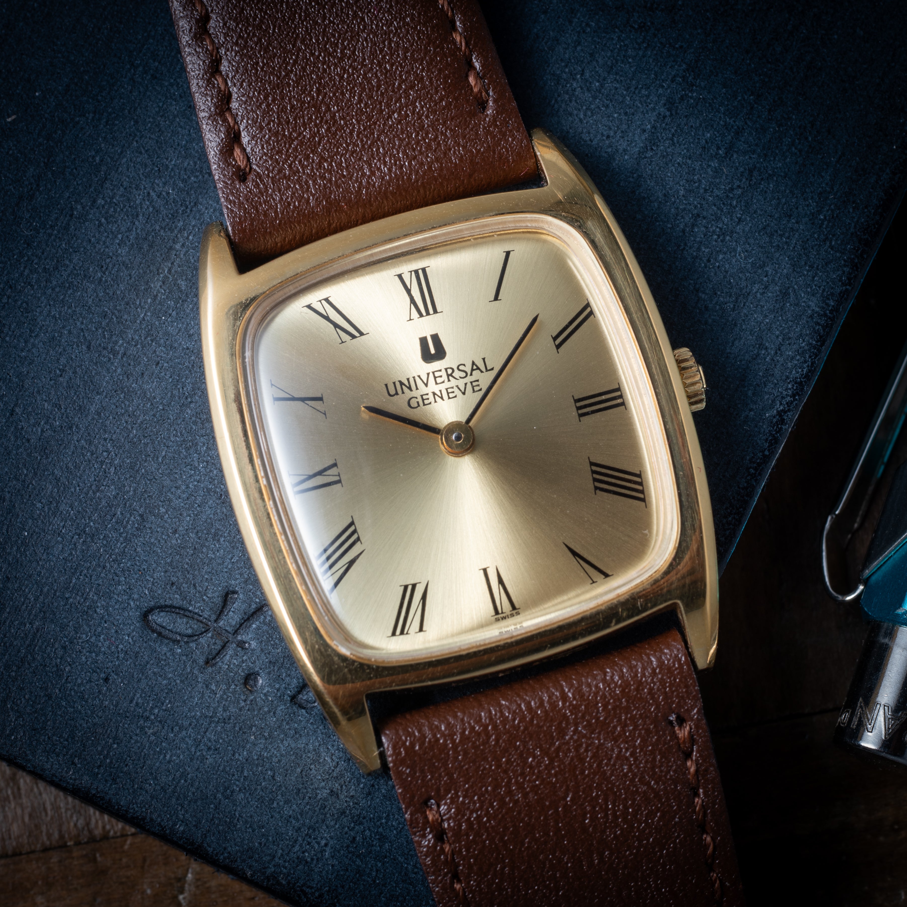 ユニバーサルジュネーブ トノー型 1970年代製 Ref.542114 16金メッキ 箱、タグ付き