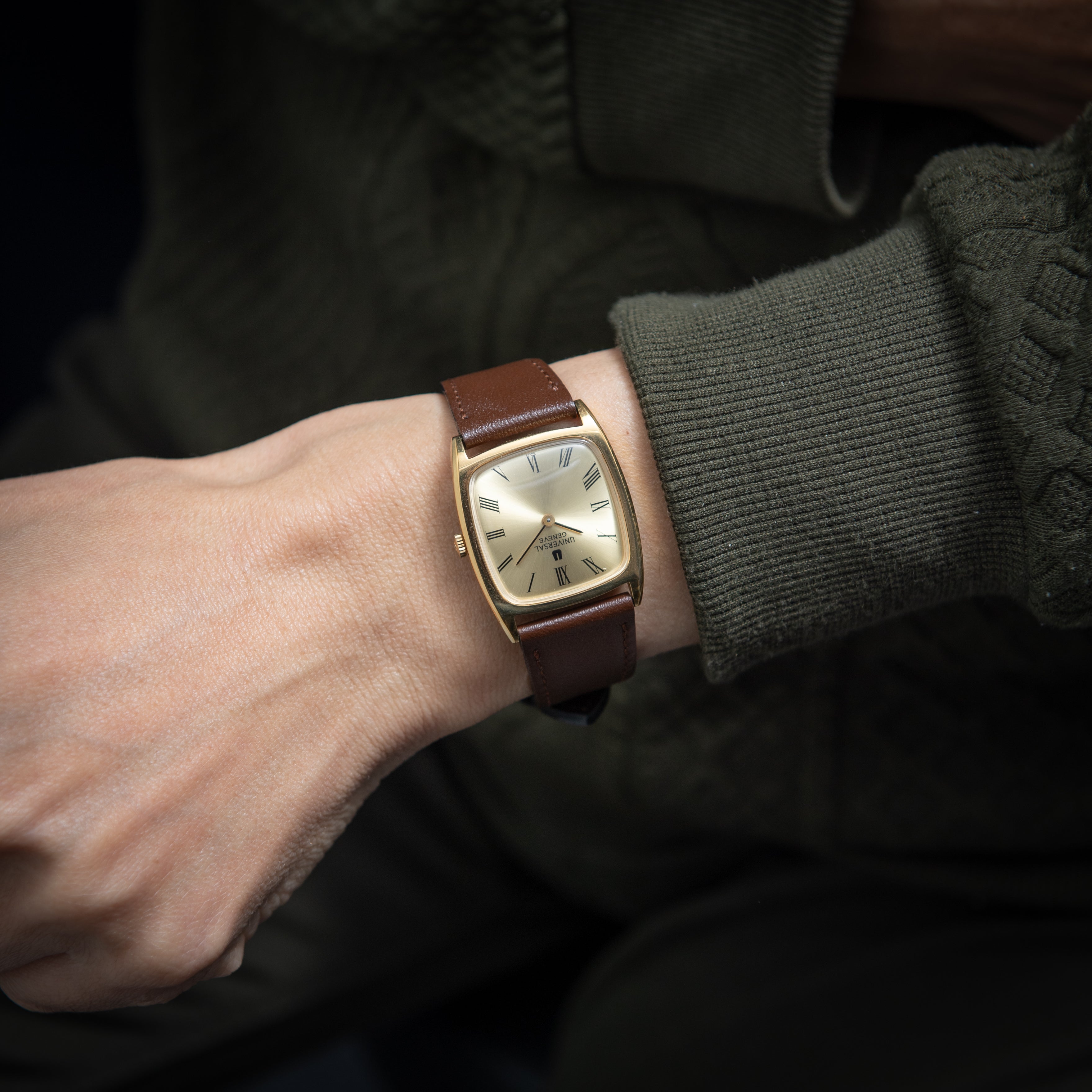 ユニバーサルジュネーブ トノー型 1970年代製 Ref.542114 16金メッキ 箱、タグ付き