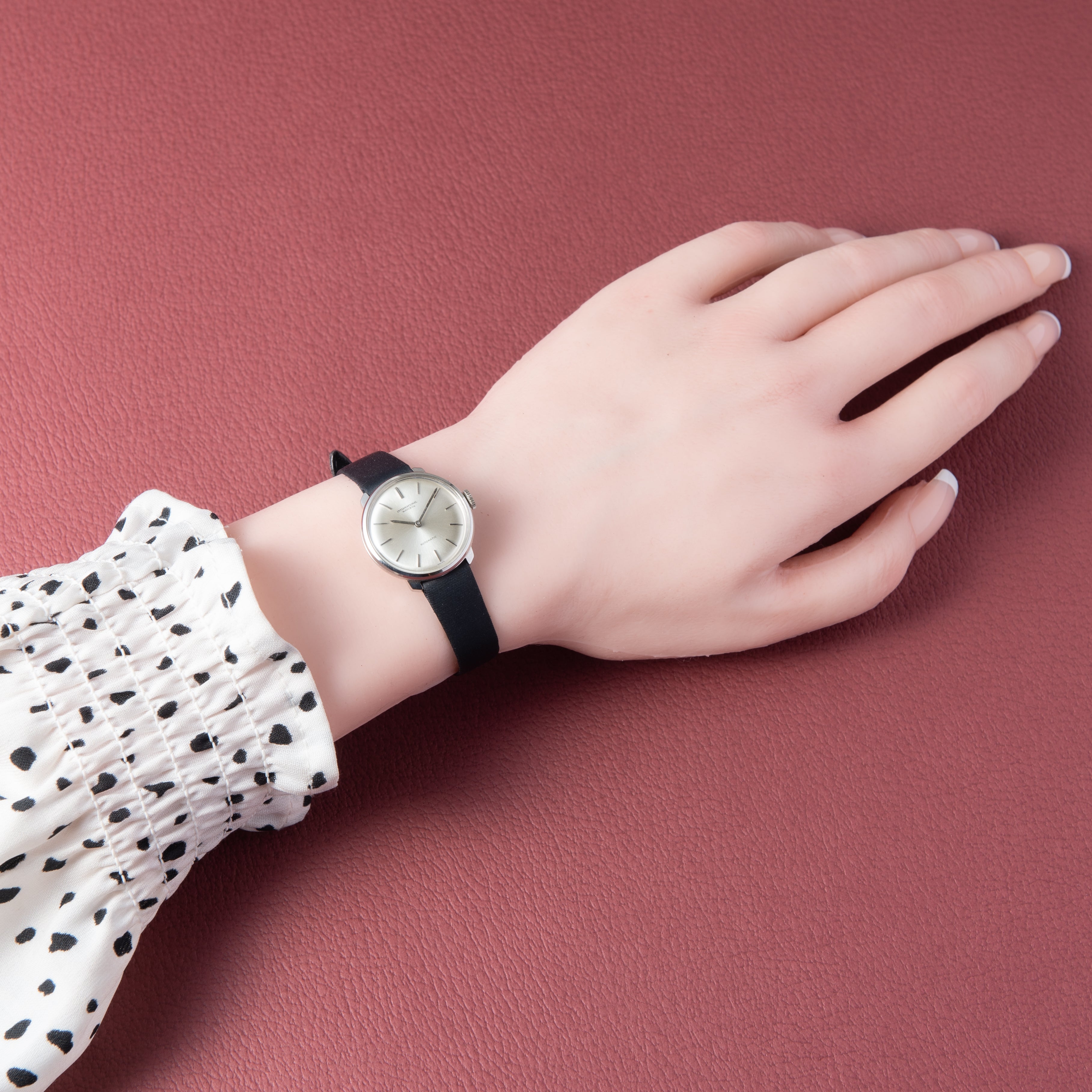 IWC ラウンドモデル レディース 1969年製 ペラトン式自動巻き Cal.44 純正革ベルト尾錠付き