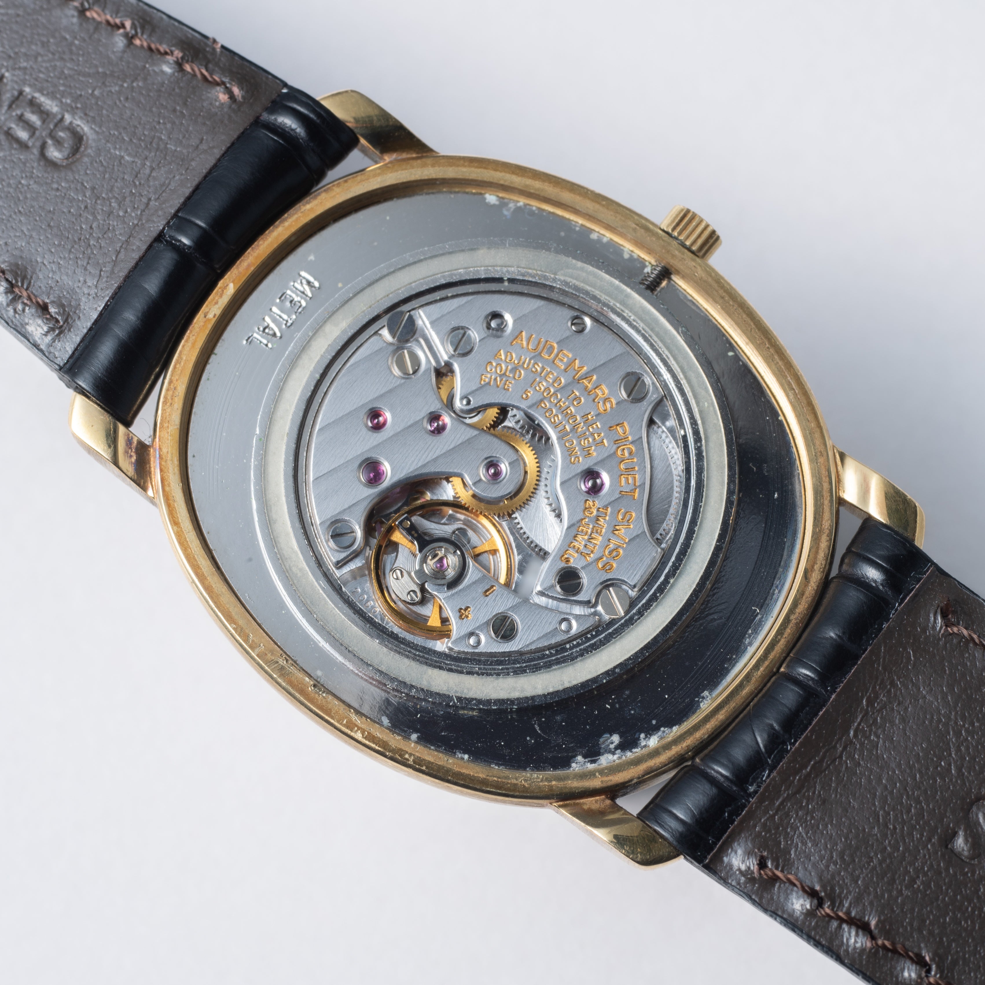 オーデマ・ピゲ ホワイトローマン 18金無垢トノーケース 1980年代製 手巻き Cal.K2080 純正尾錠付き