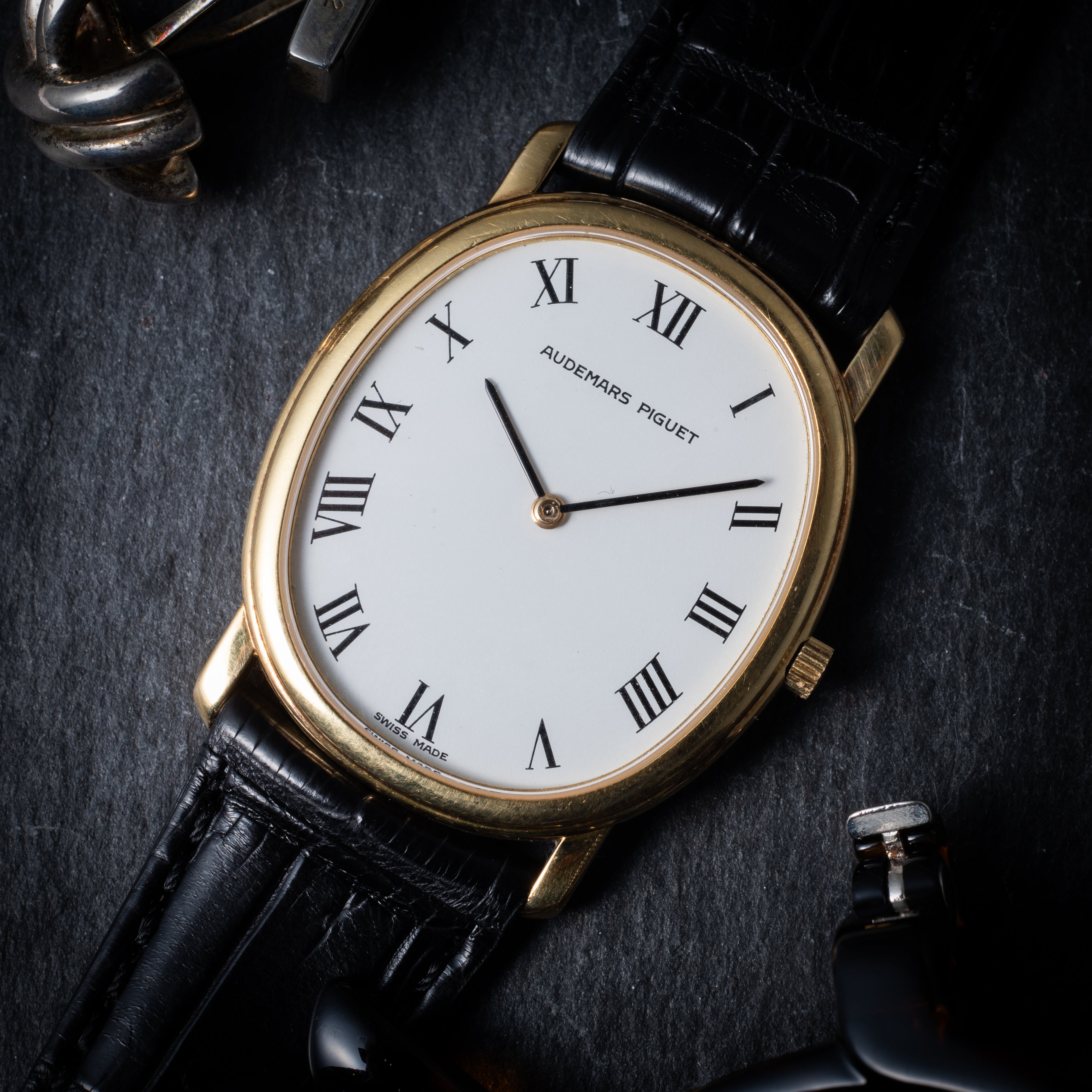 オーデマ・ピゲ ホワイトローマン 18金無垢トノーケース 1980年代製 手巻き Cal.K2080 純正尾錠付き