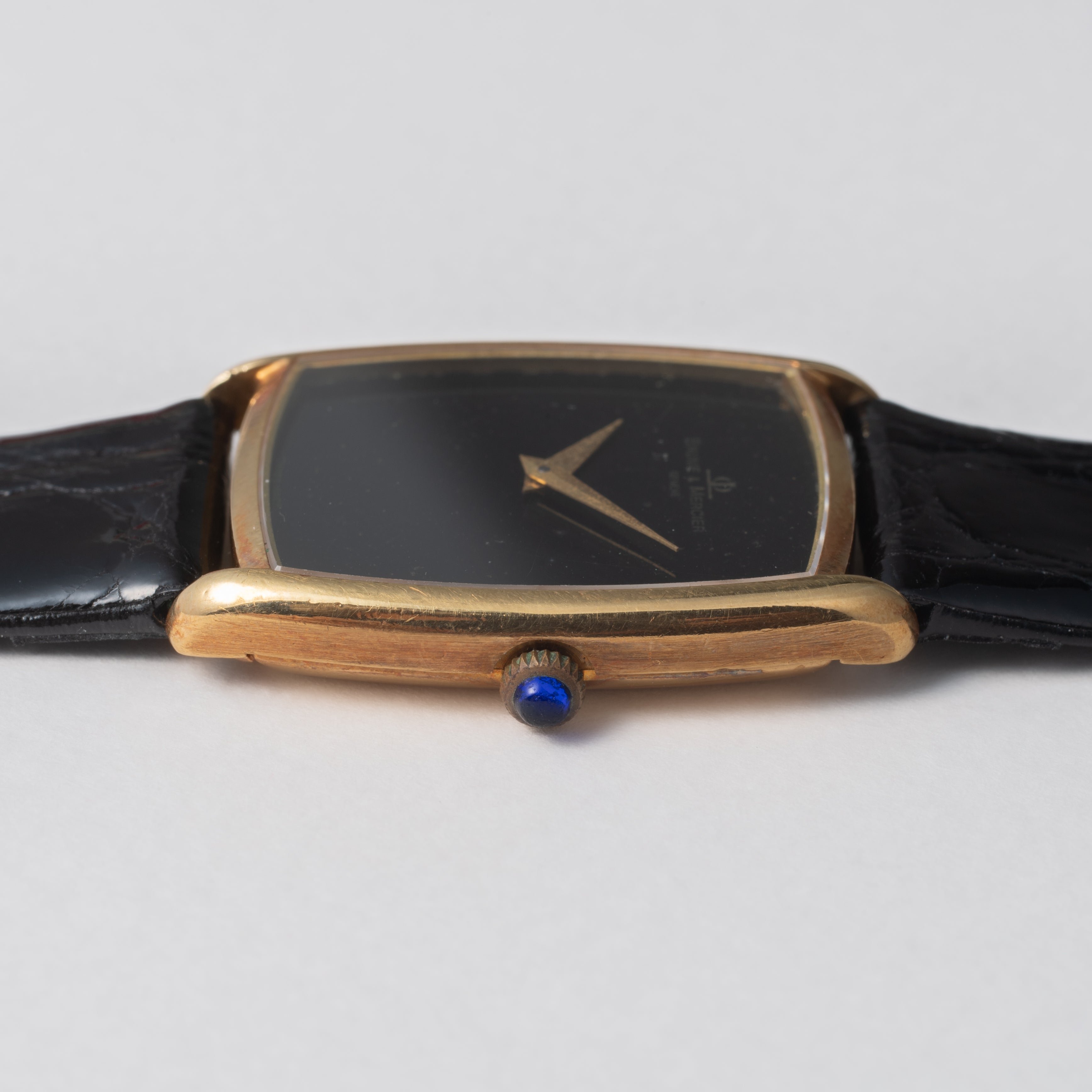 ボーム&メルシエ 18金無垢トノーケース ブラックダイヤル 薄型手巻き 金張り尾錠