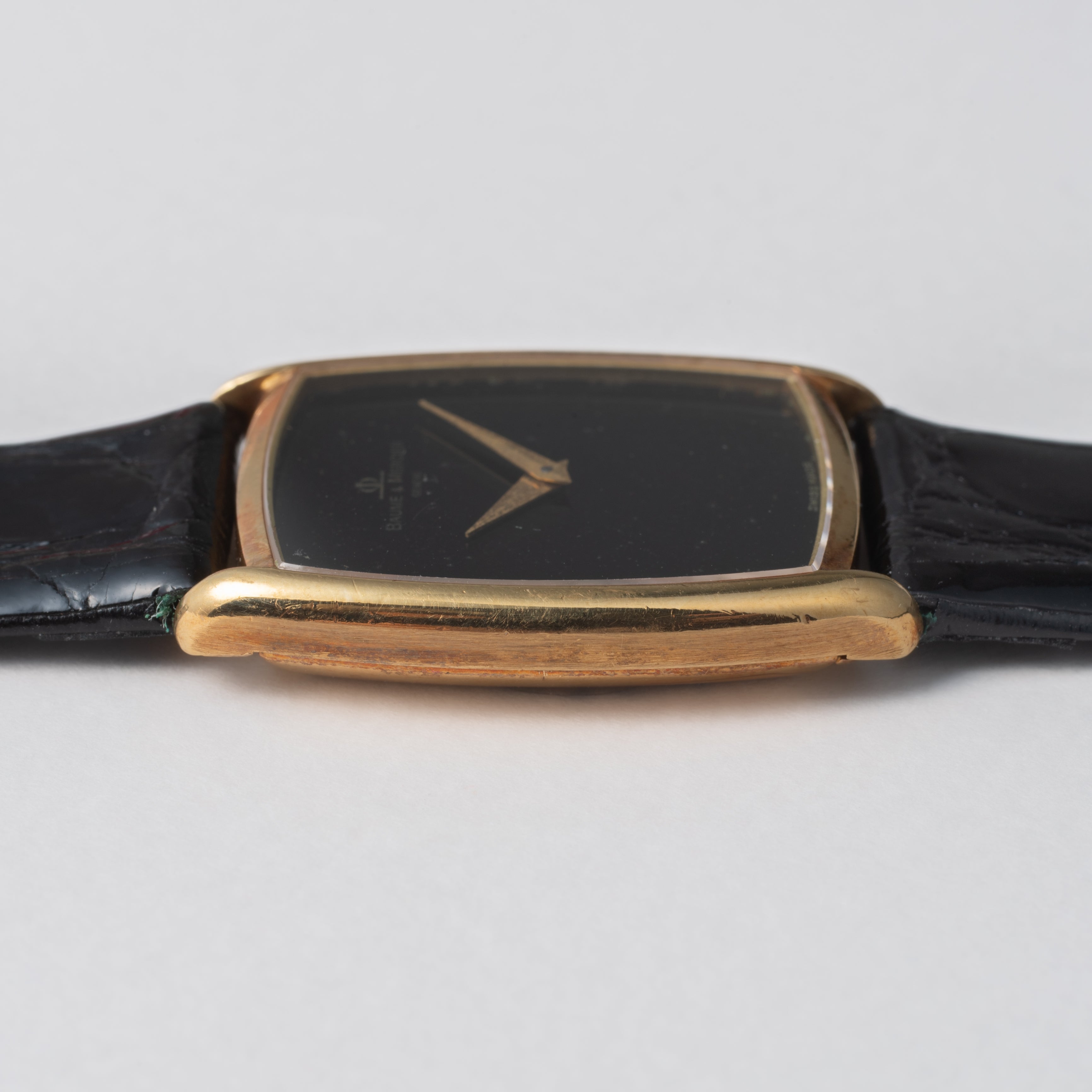 ボーム&メルシエ 18金無垢トノーケース ブラックダイヤル 薄型手巻き 金張り尾錠