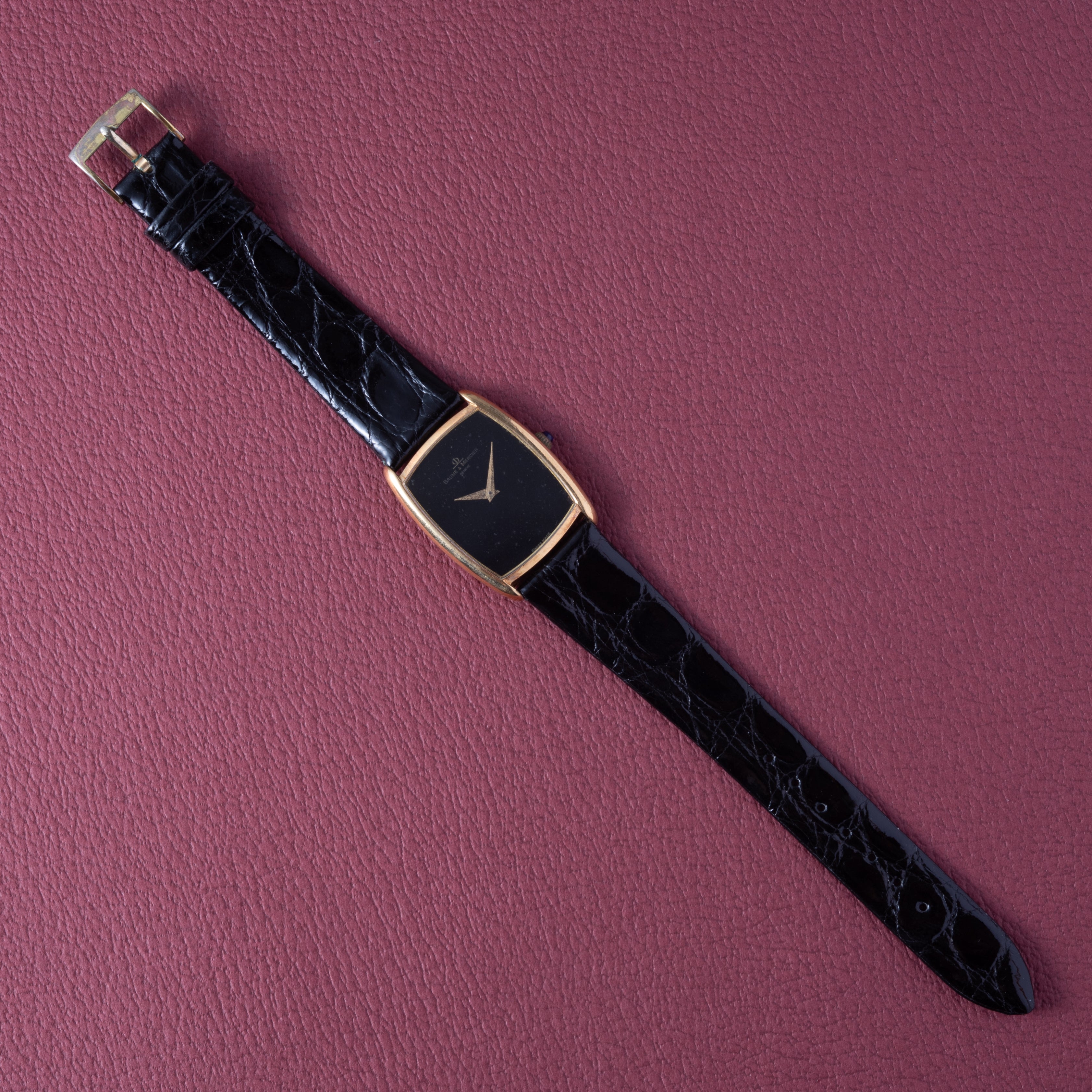 ボーム&メルシエ 18金無垢トノーケース ブラックダイヤル 薄型手巻き 金張り尾錠