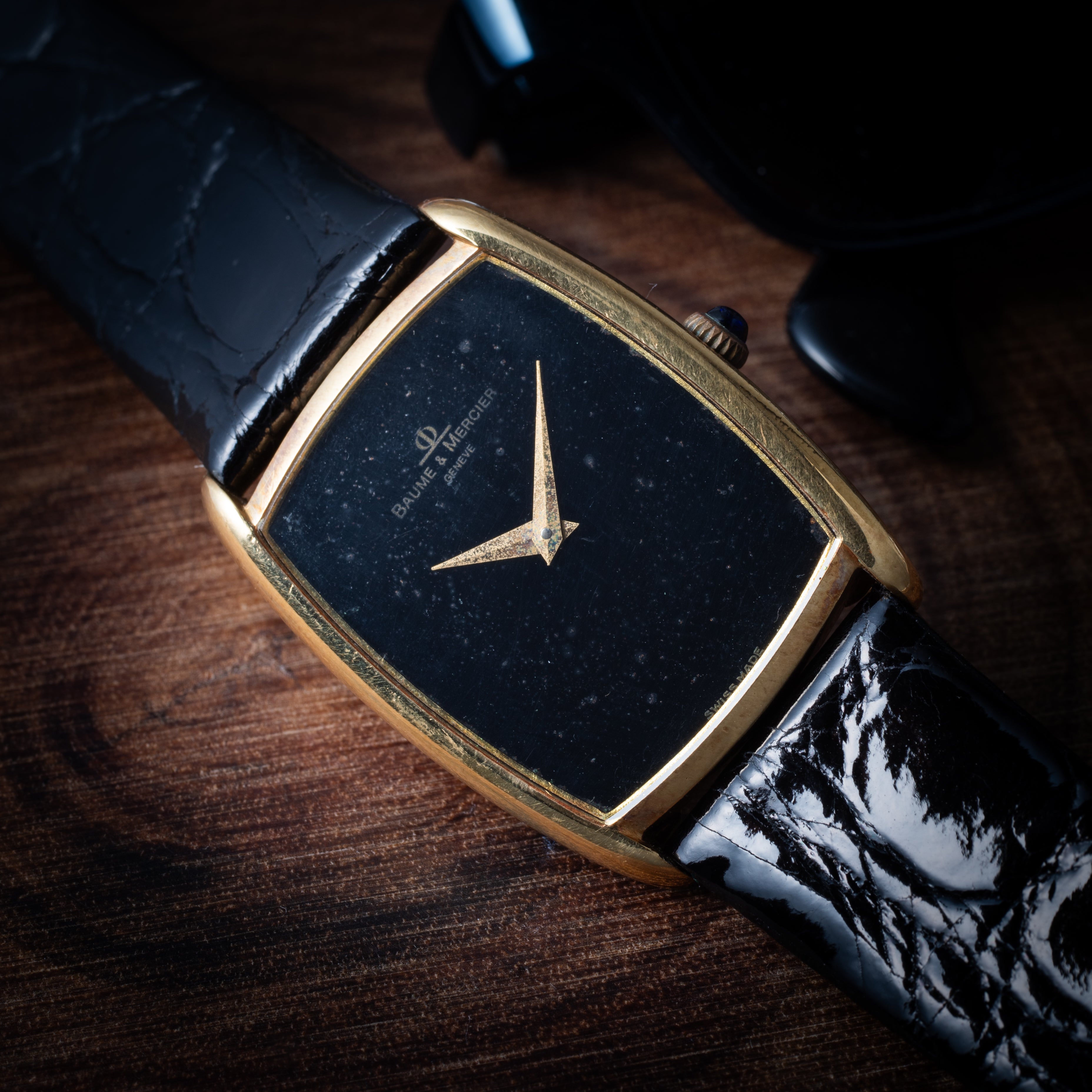 ボーム&メルシエ 18金無垢トノーケース ブラックダイヤル 薄型手巻き 金張り尾錠