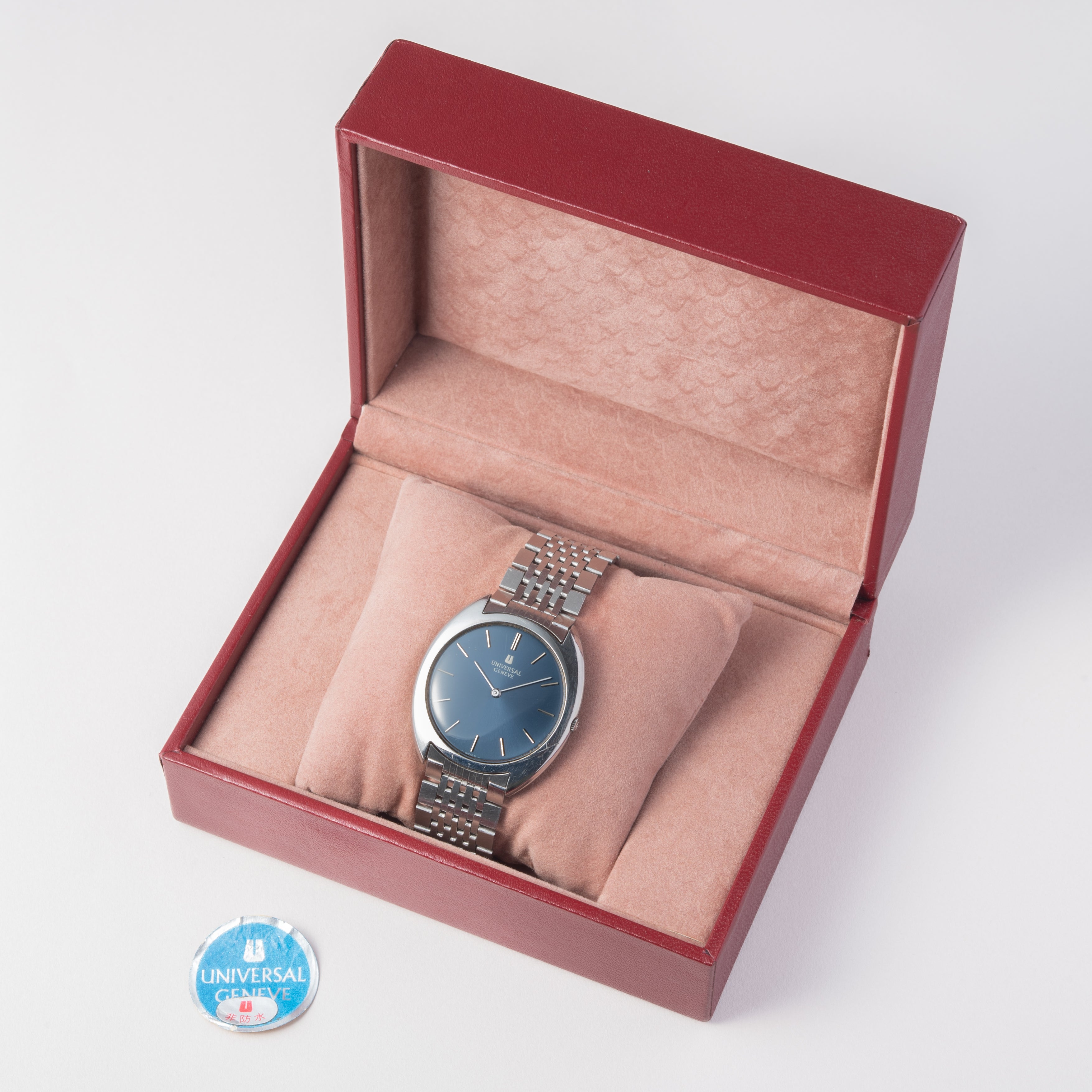 ユニバーサルジュネーブ 1970年代製 手巻き トノー型 ブルーダイヤル 純正ゲイフレアーブレス 箱付き