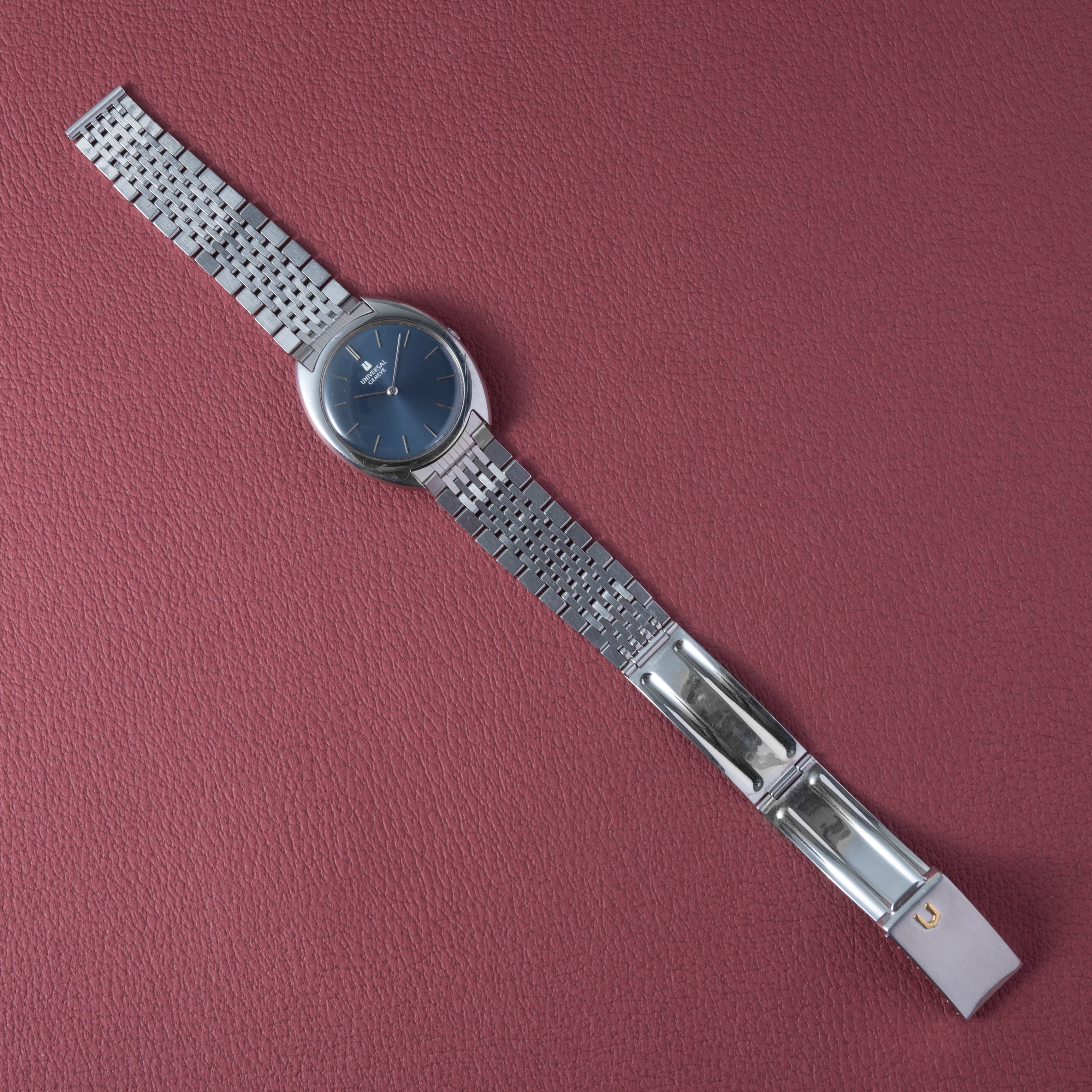 ユニバーサルジュネーブ 1970年代製 手巻き トノー型 ブルーダイヤル 純正ゲイフレアーブレス 箱付き