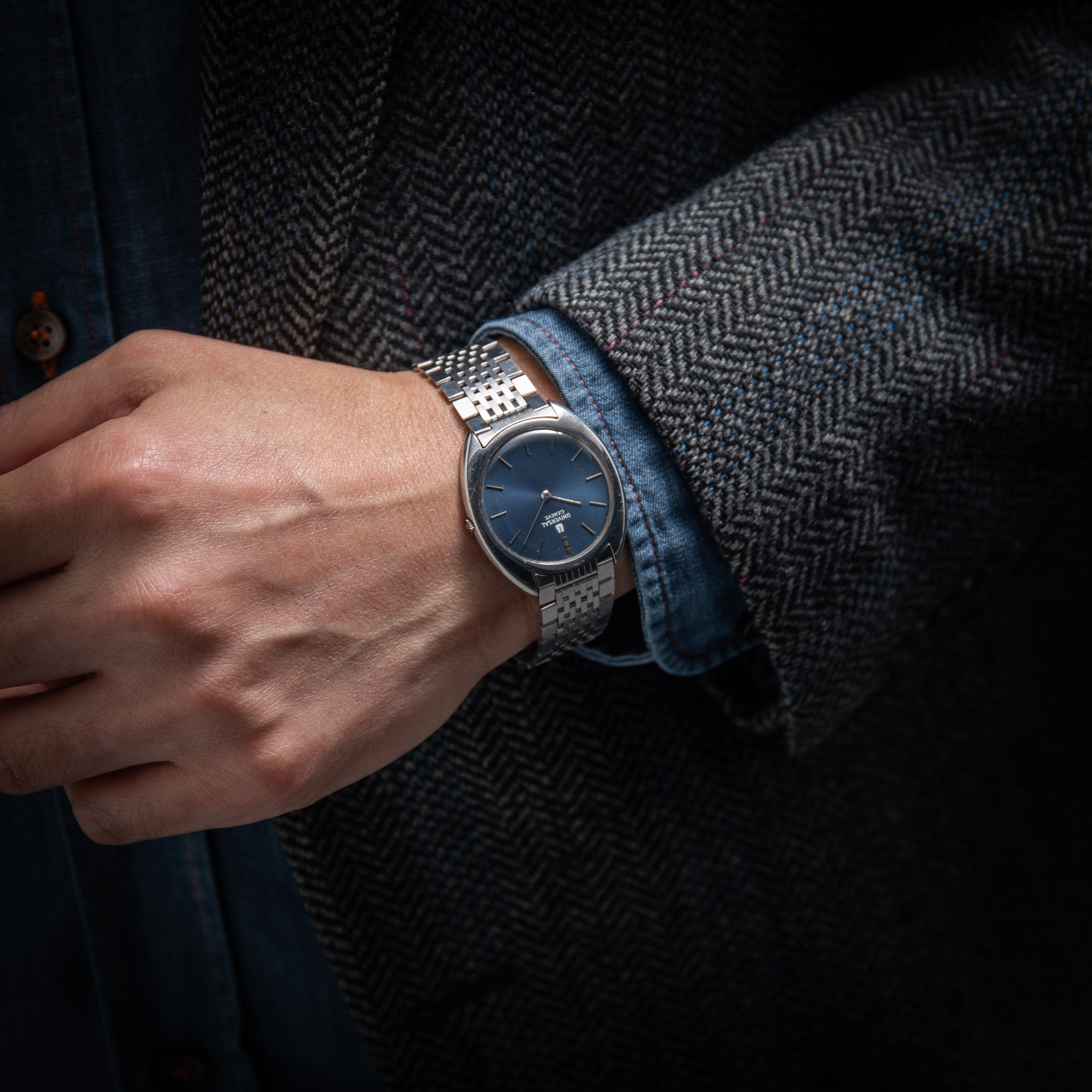 ユニバーサルジュネーブ 1970年代製 手巻き トノー型 ブルーダイヤル 純正ゲイフレアーブレス 箱付き