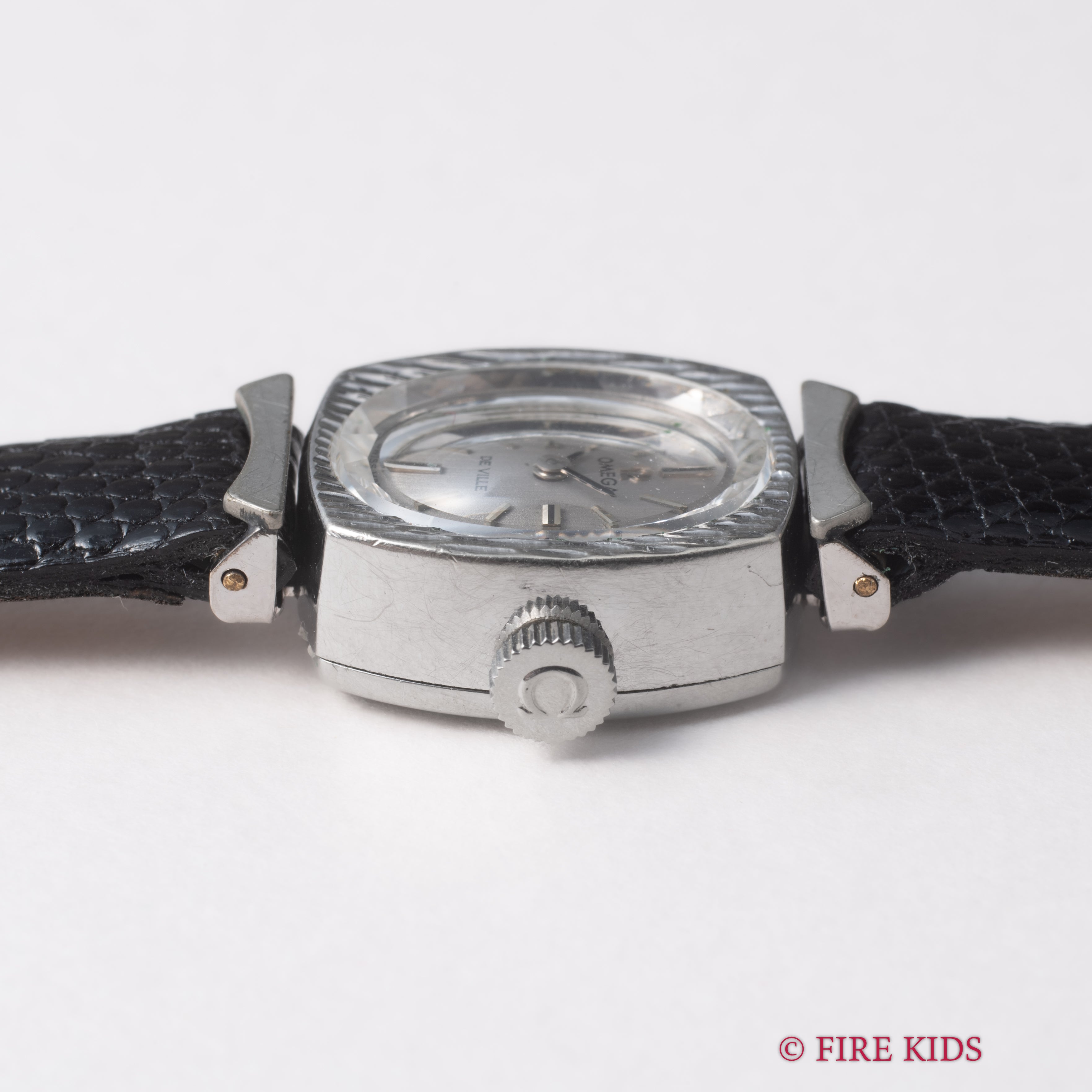 オメガ レディース 1969年製 手巻き トノーケース カットガラス 箱付き