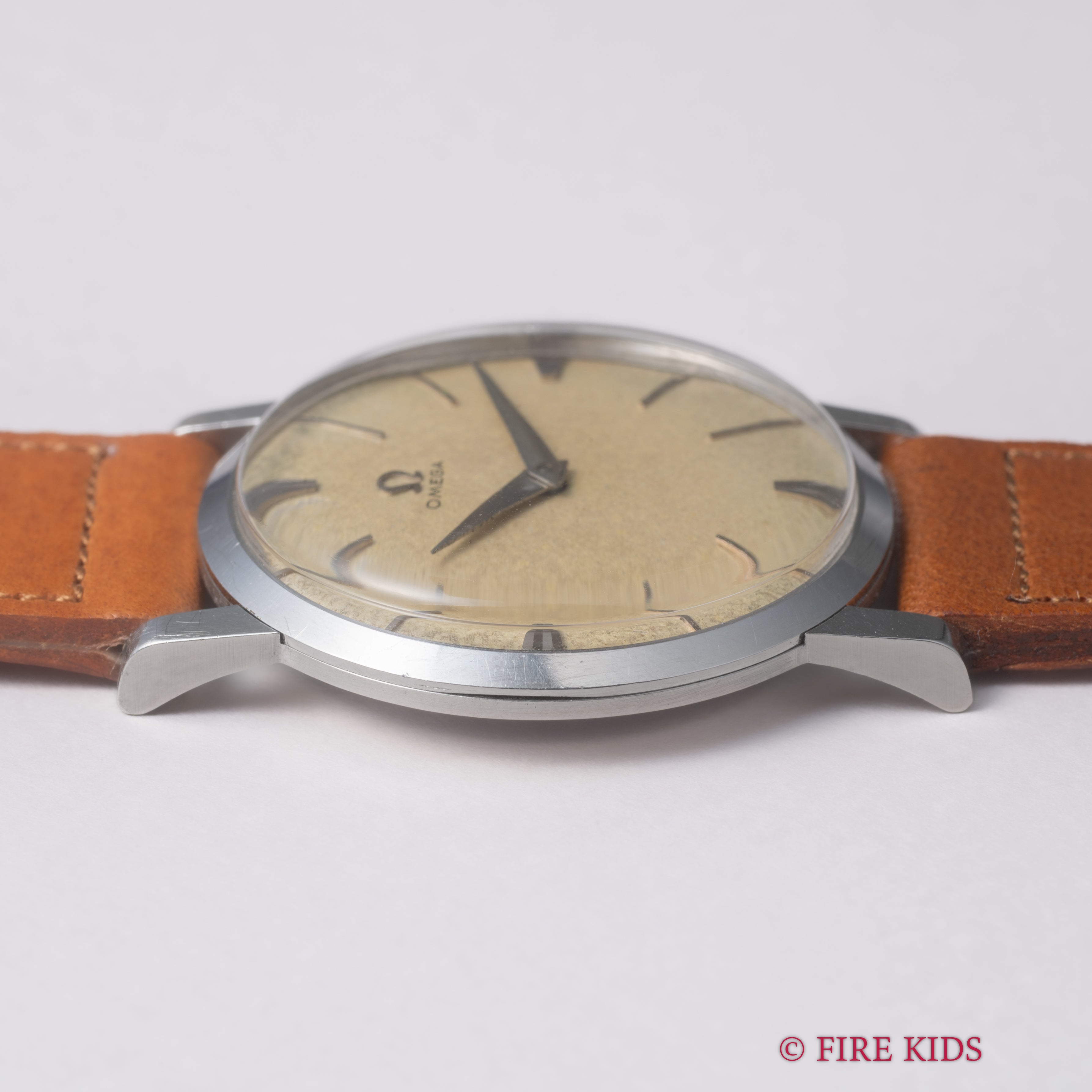 オメガ ラウンド Ref.143711 手巻き 2針 Cal.511 1956年製