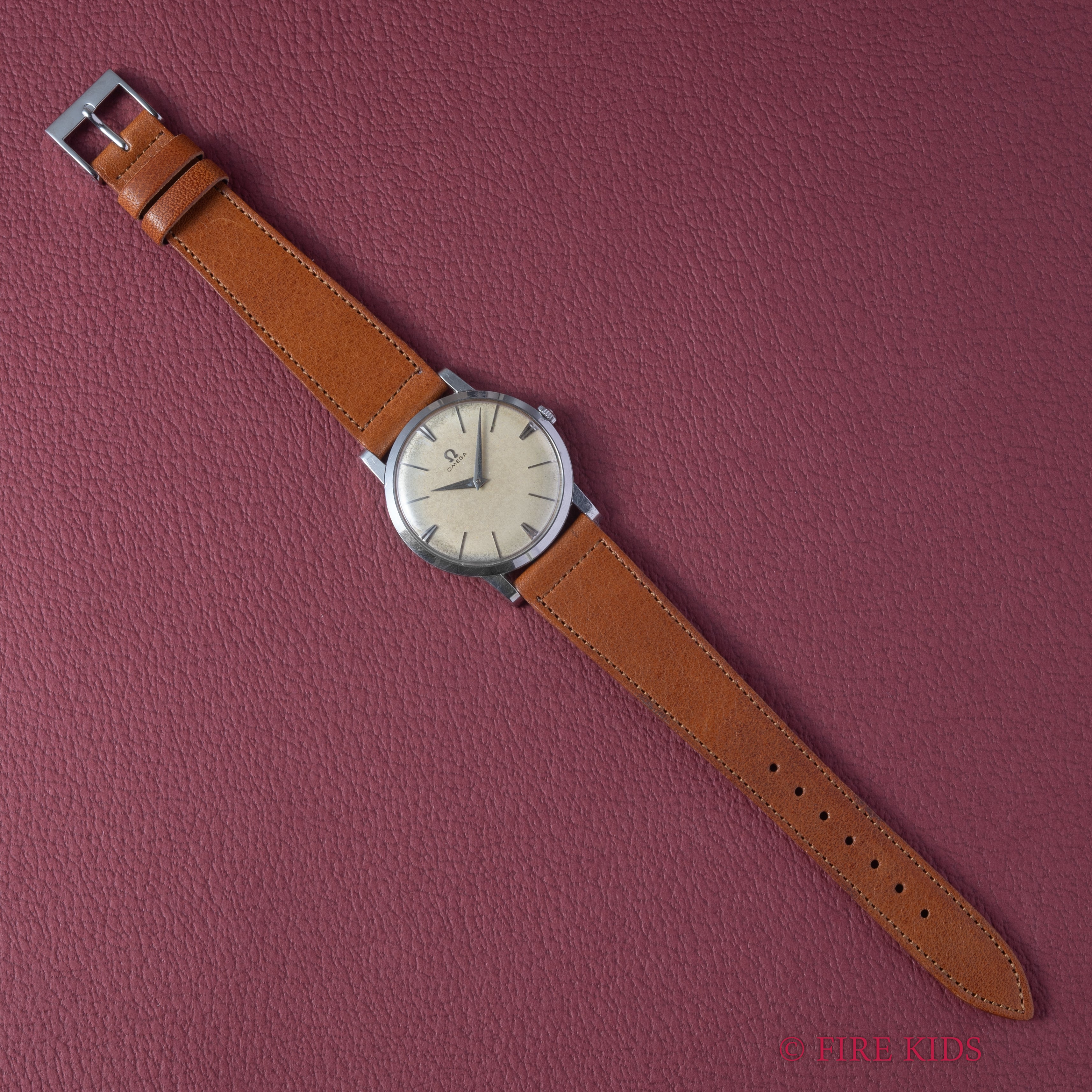 オメガ ラウンド Ref.143711 手巻き 2針 Cal.511 1956年製