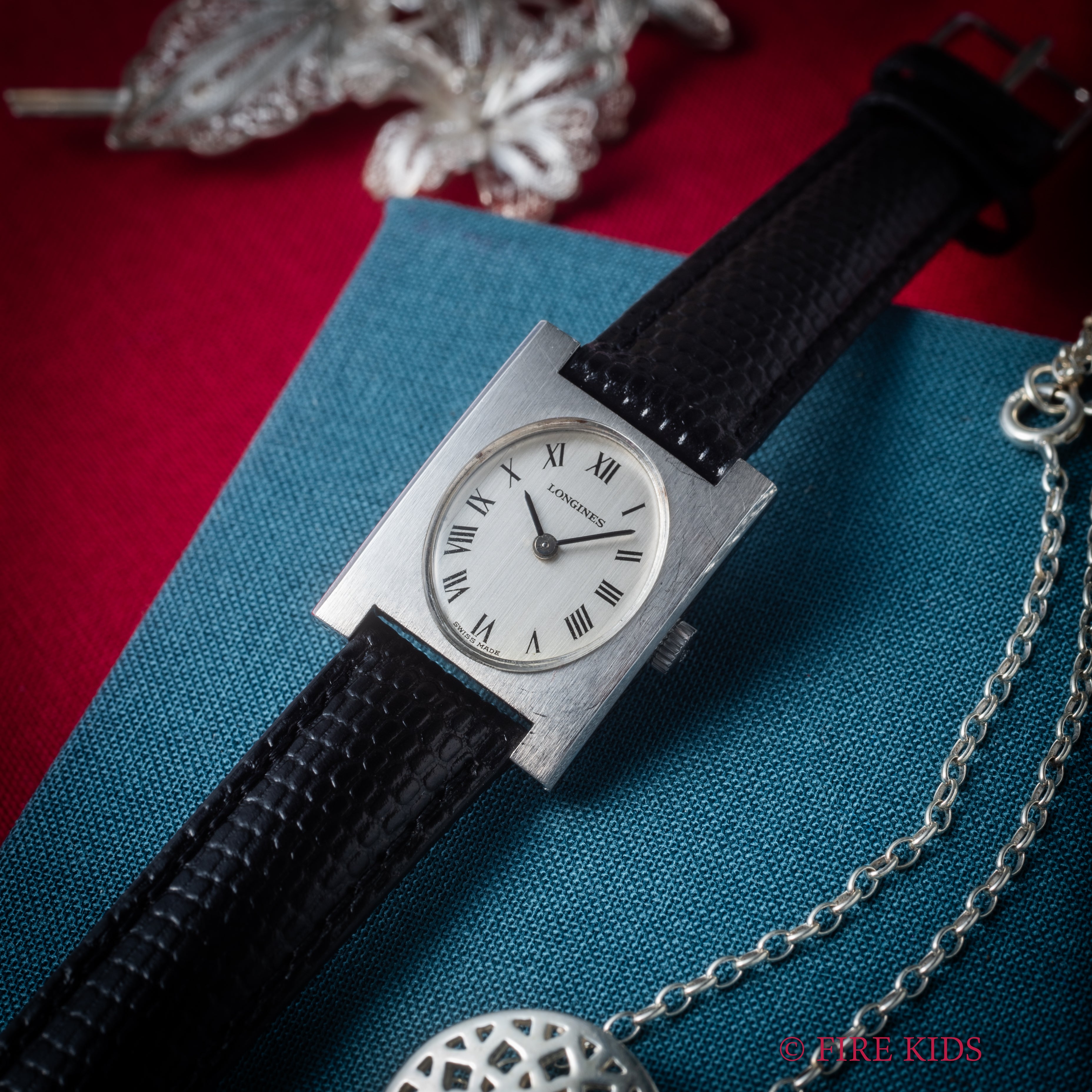 ロンジン コンクエスト レクタンギュラー シルバーローマンダイヤル 1970年代製 純正尾錠付き 薄型手巻き