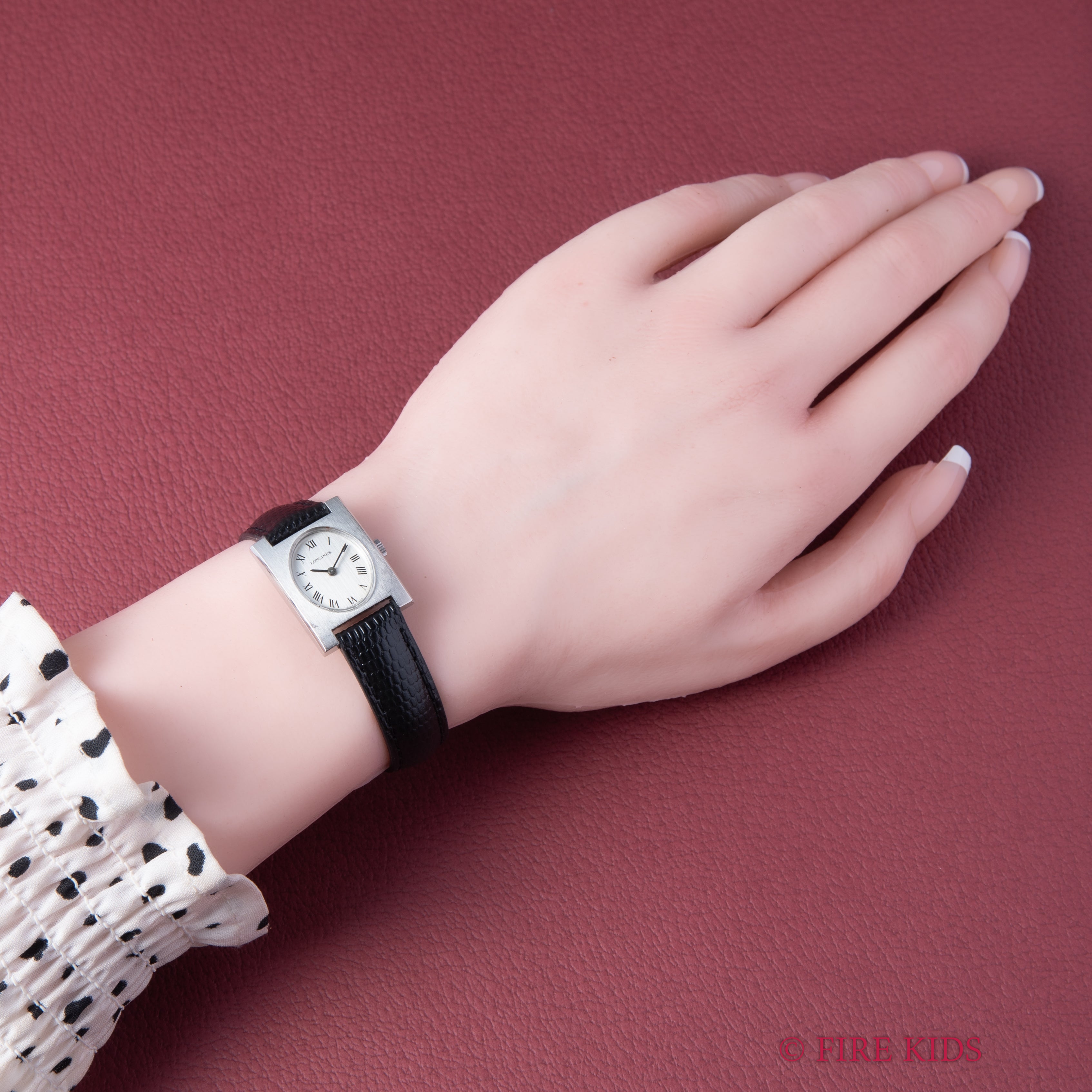 ロンジン コンクエスト レクタンギュラー シルバーローマンダイヤル 1970年代製 純正尾錠付き 薄型手巻き