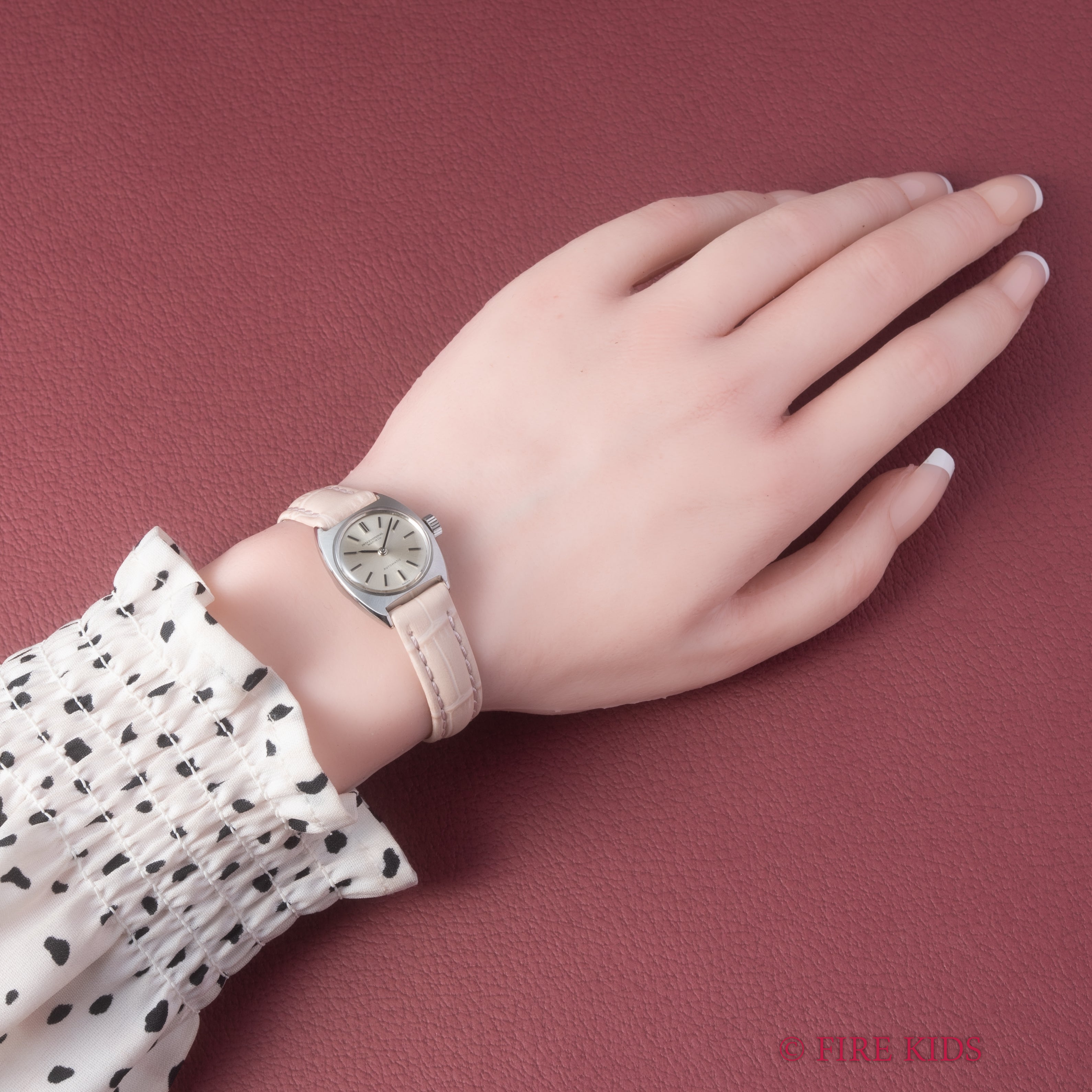 IWC レディース トノーケース 1969年製 自動巻き Cal.44 シルバーダイヤル