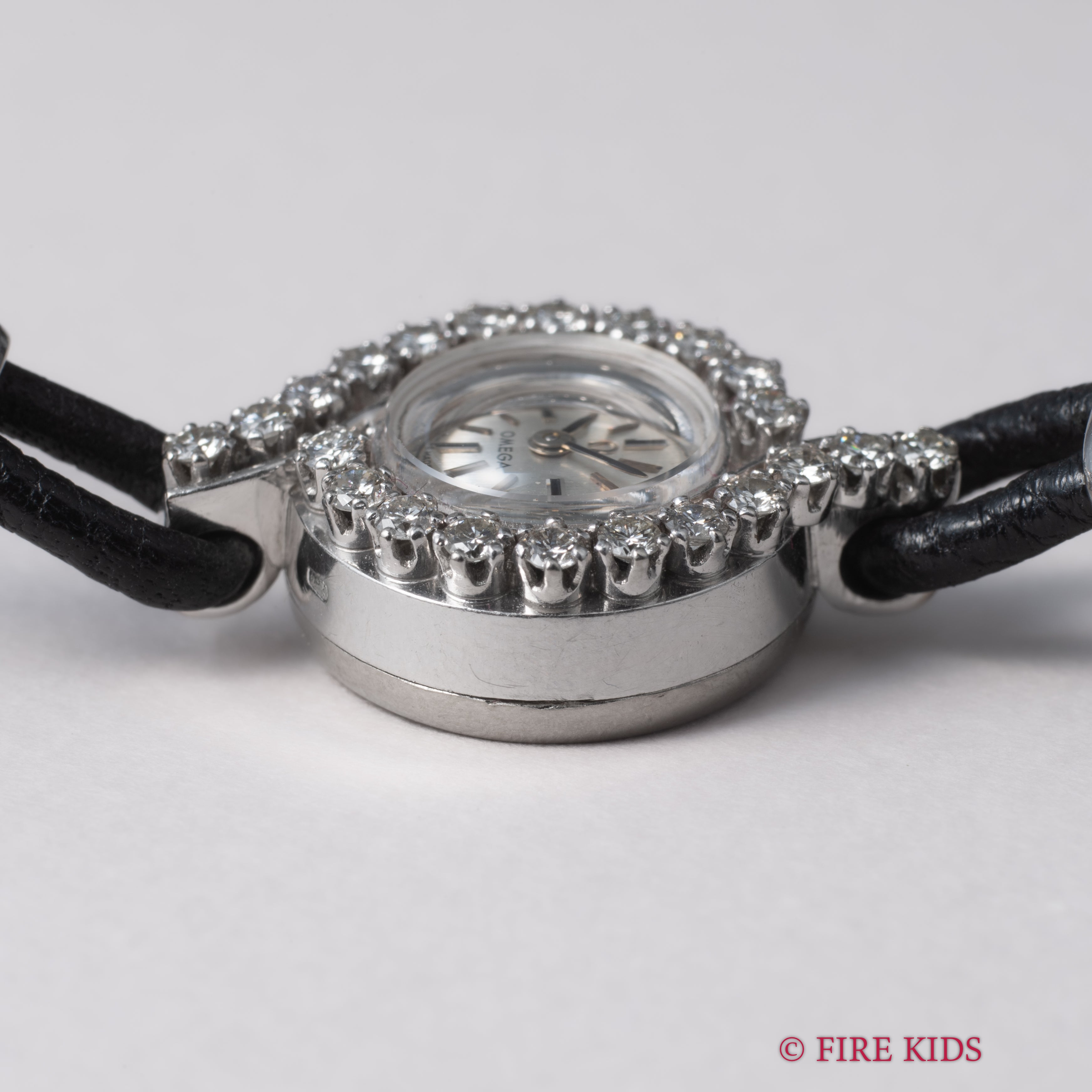 オメガ 18金無垢ホワイトゴールド ダイヤベゼル レディースドレスウォッチ 1961年製 バックワインド 手巻