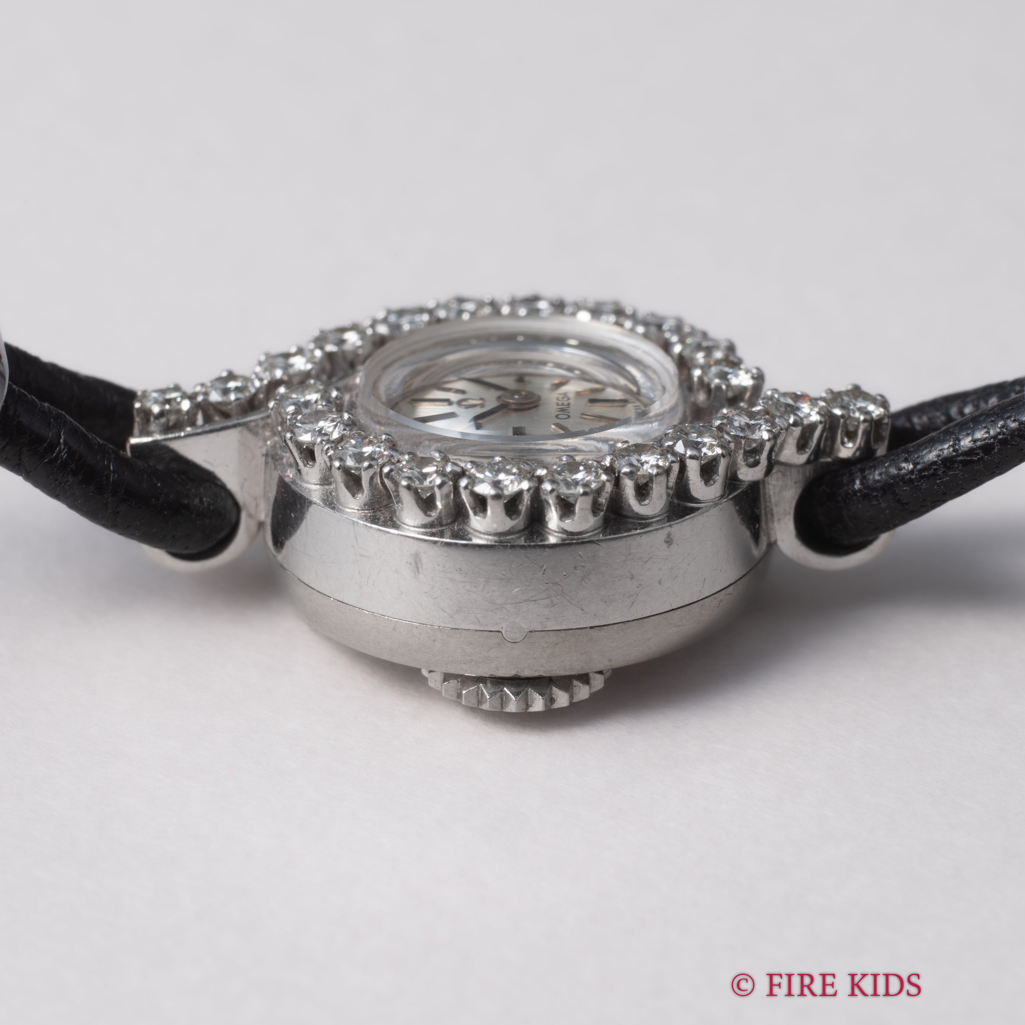 オメガ 18金無垢ホワイトゴールド ダイヤベゼル レディースドレスウォッチ 1961年製 バックワインド 手巻