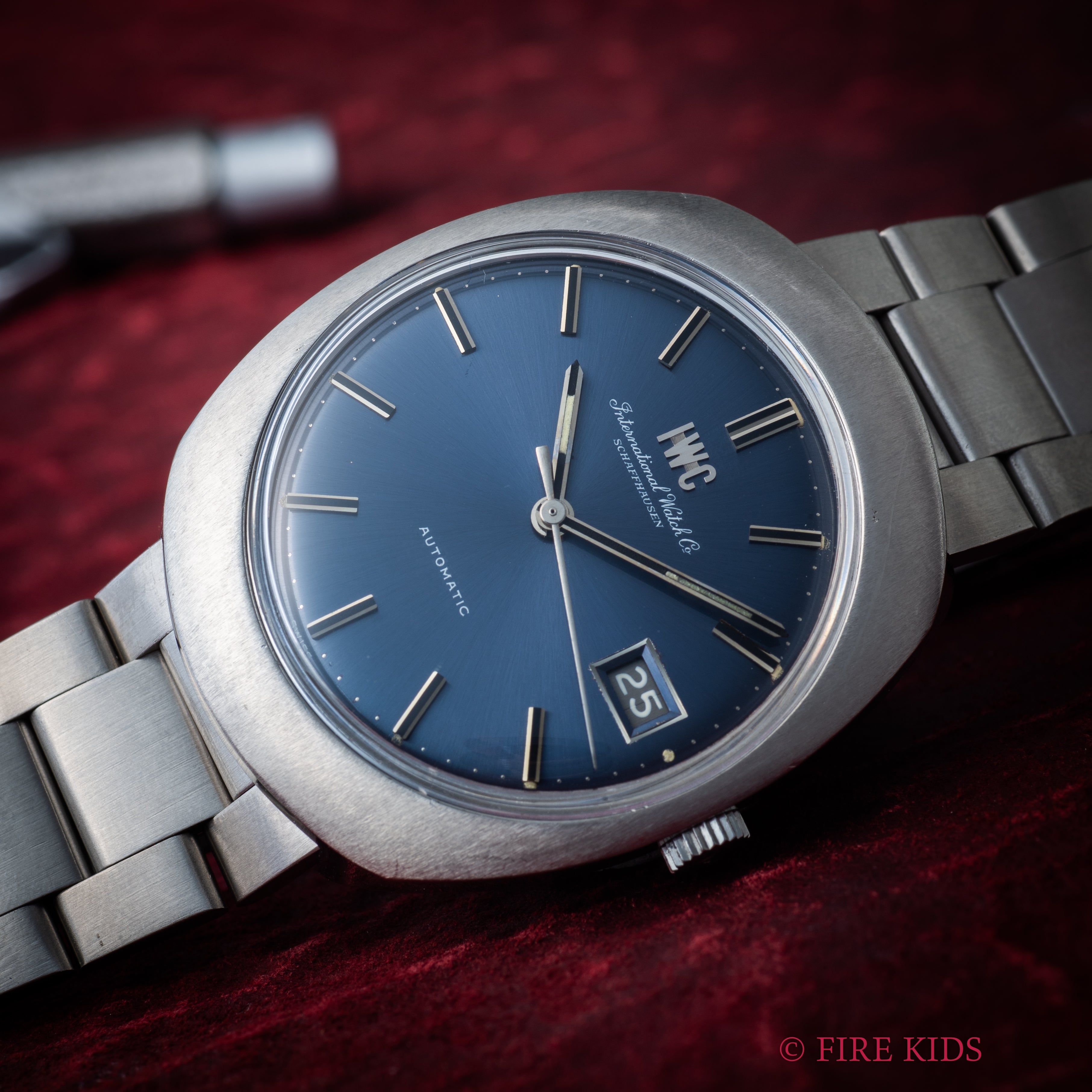 IWC ブルーダイヤル オーバルケース 1974年製 トノーケース 純正3連ブレス