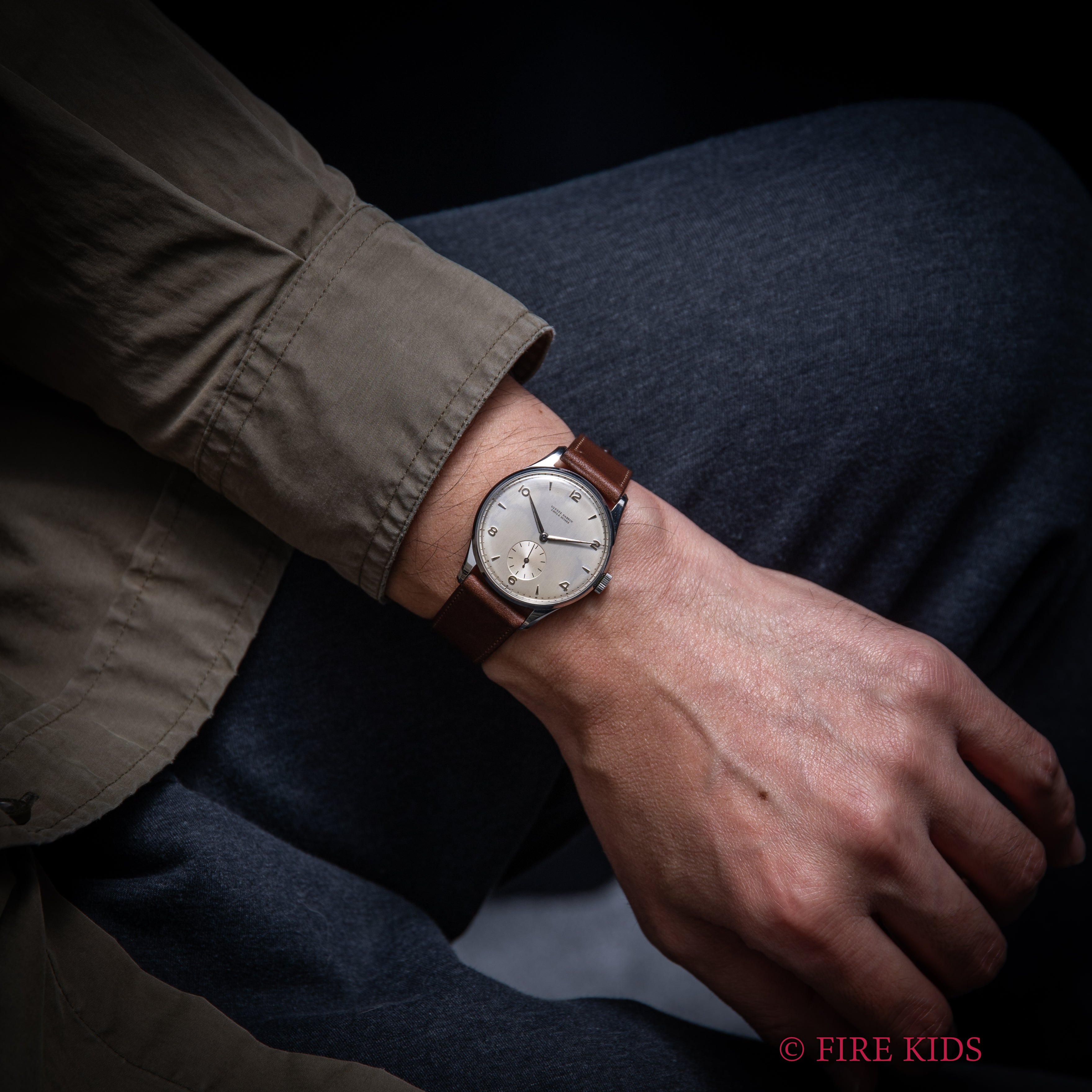 ユリスナルダン 1950年代製 飛びアラビアダイヤル スモールセコンド手巻き 販売店保証書 箱付