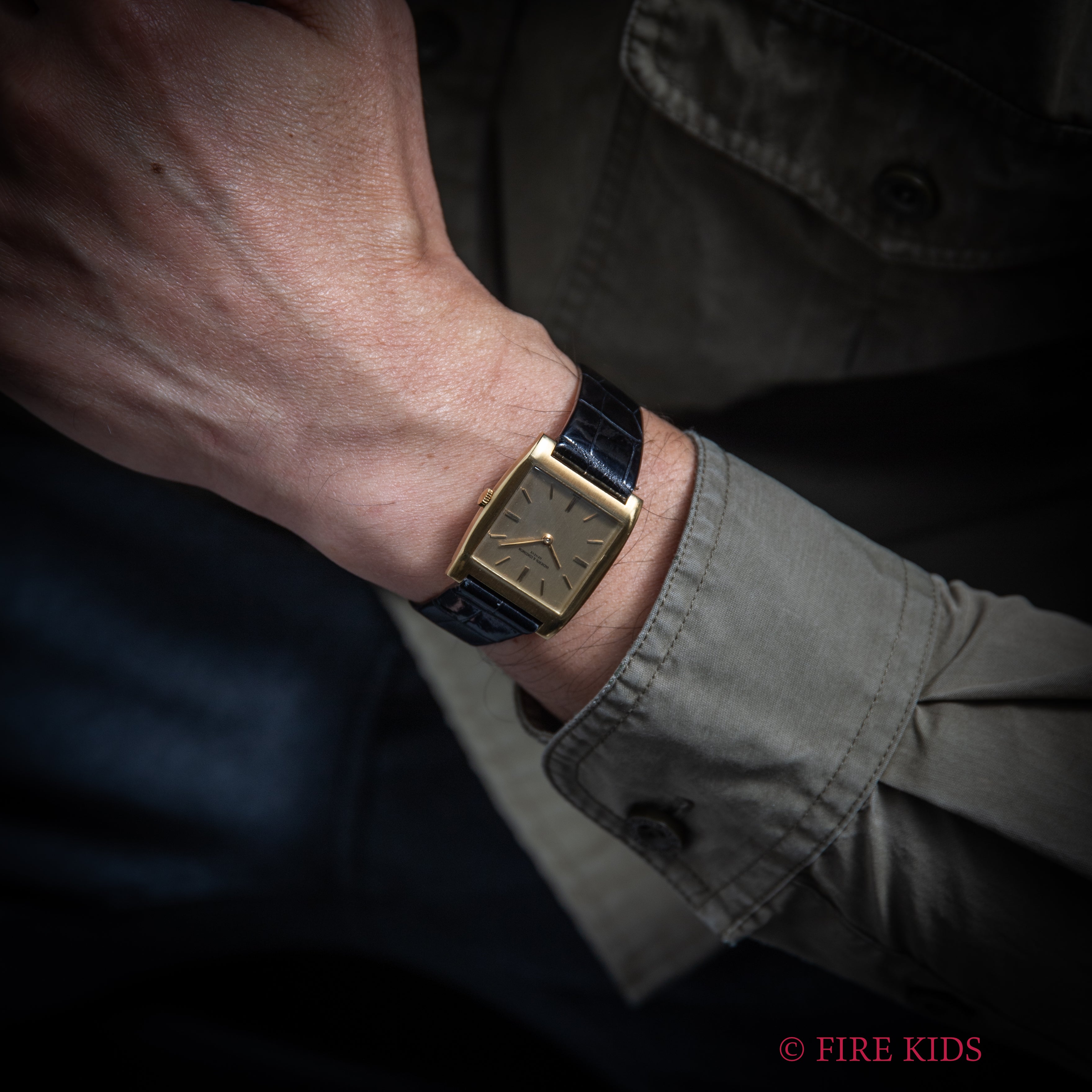 ヴァシュロン・コンスタンタン 18金無垢スクエアケース エクストラフラット 1970年代前半製 手巻 Cal.K1001/2 純正金無垢尾錠