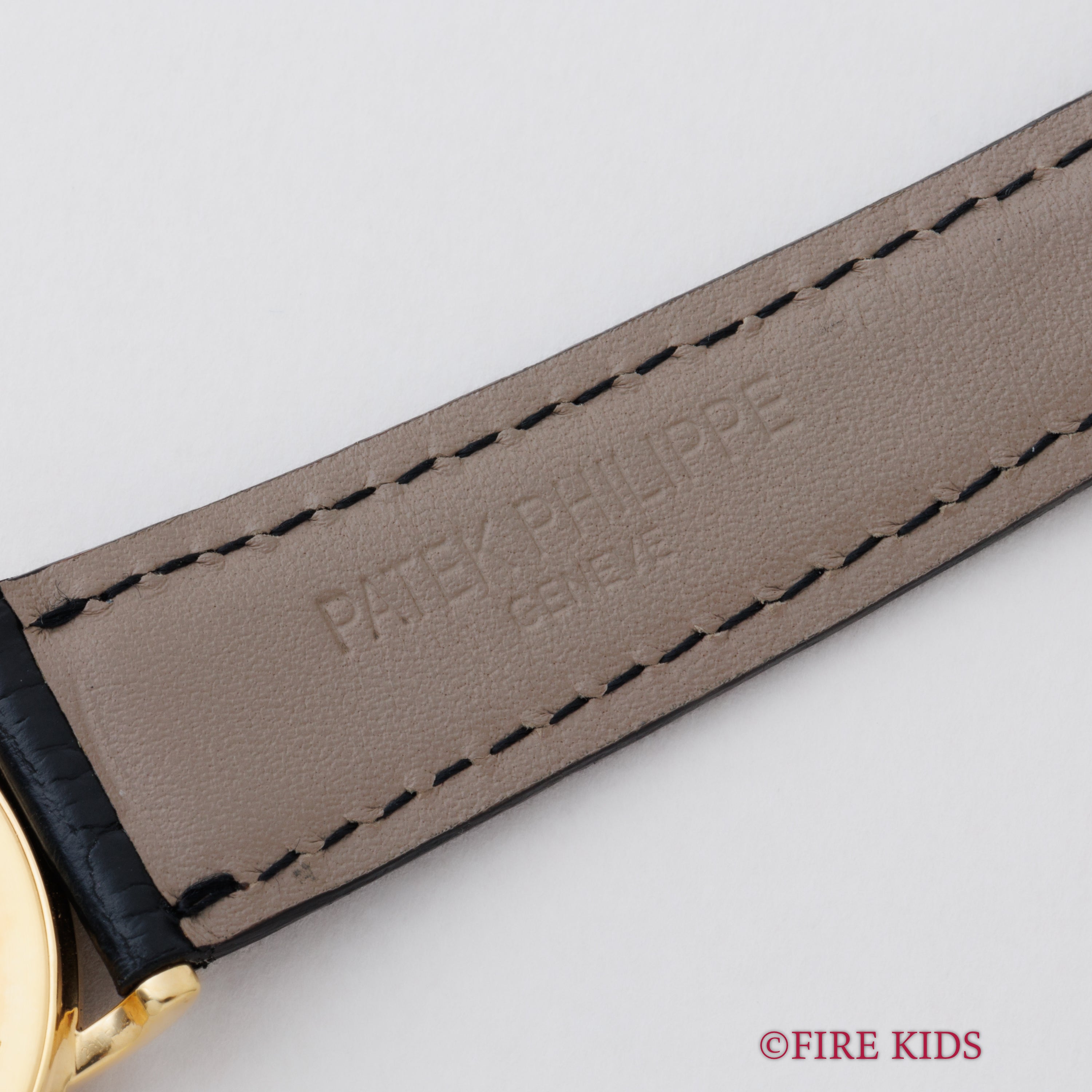 パテックフィリップ 1990年代製 18金無垢イエローゴールド Ref.3520/D ラウンドケース ホワイトローマンダイヤル ベイヤーWネーム 手巻き 純正革ベルト、尾錠付き