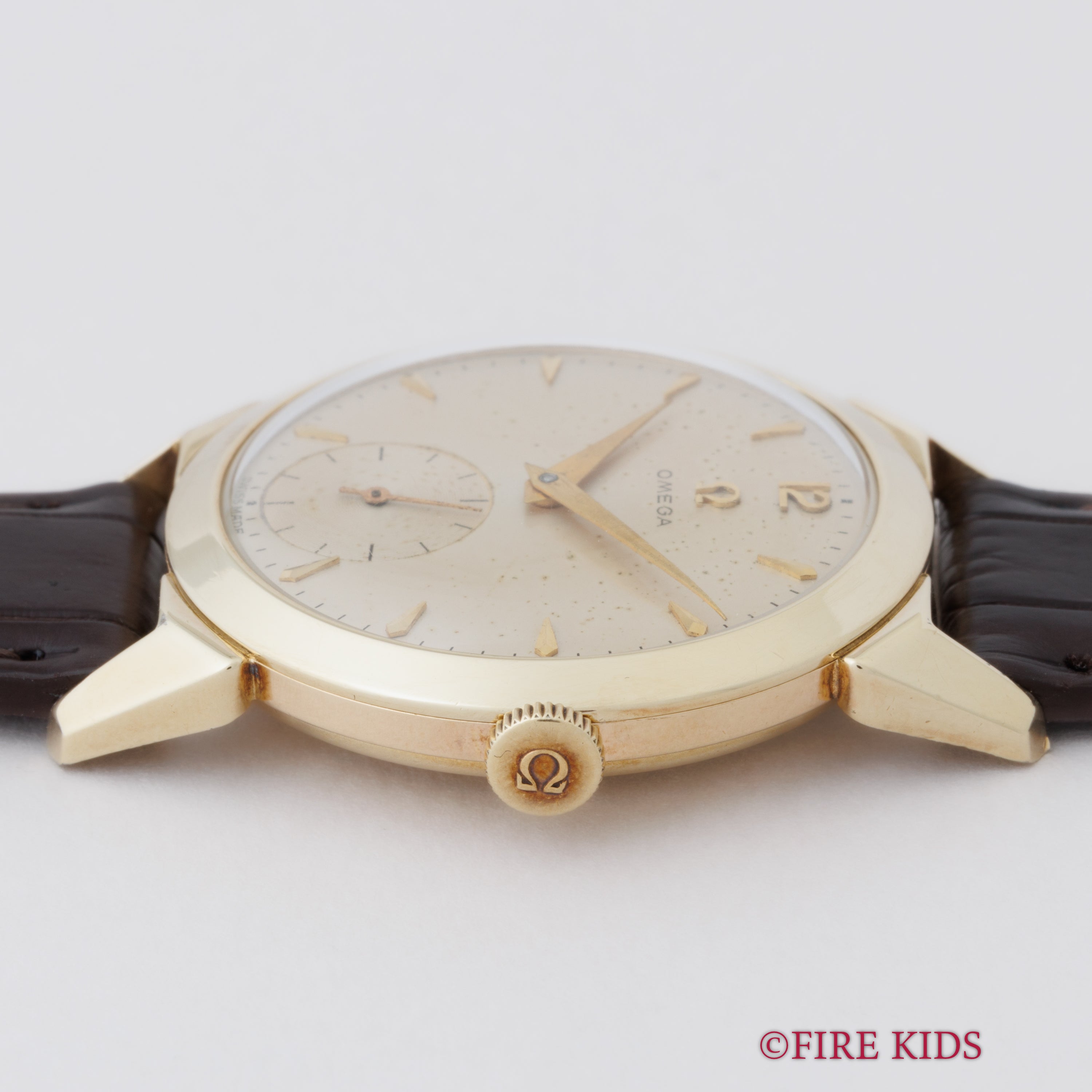オメガ 30mmキャリバー 1954年製 手巻き Cal. 266 スモセコ 金張りユニークラグ