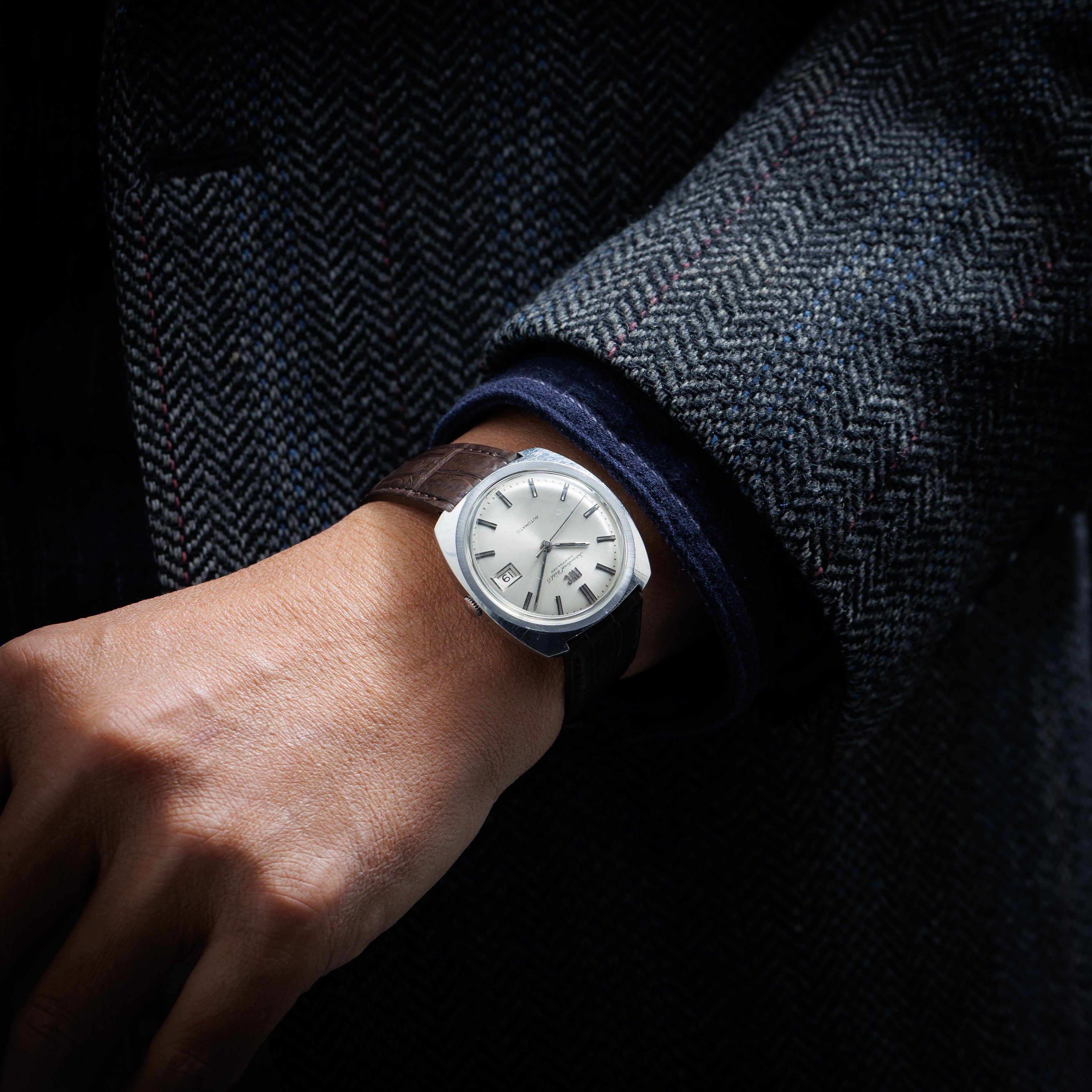 インターナショナルウォッチカンパニー トノーケース R814A 1967年製 ペラトン式自動巻き Cal.8541 防水ワンピースケース お魚リューズ