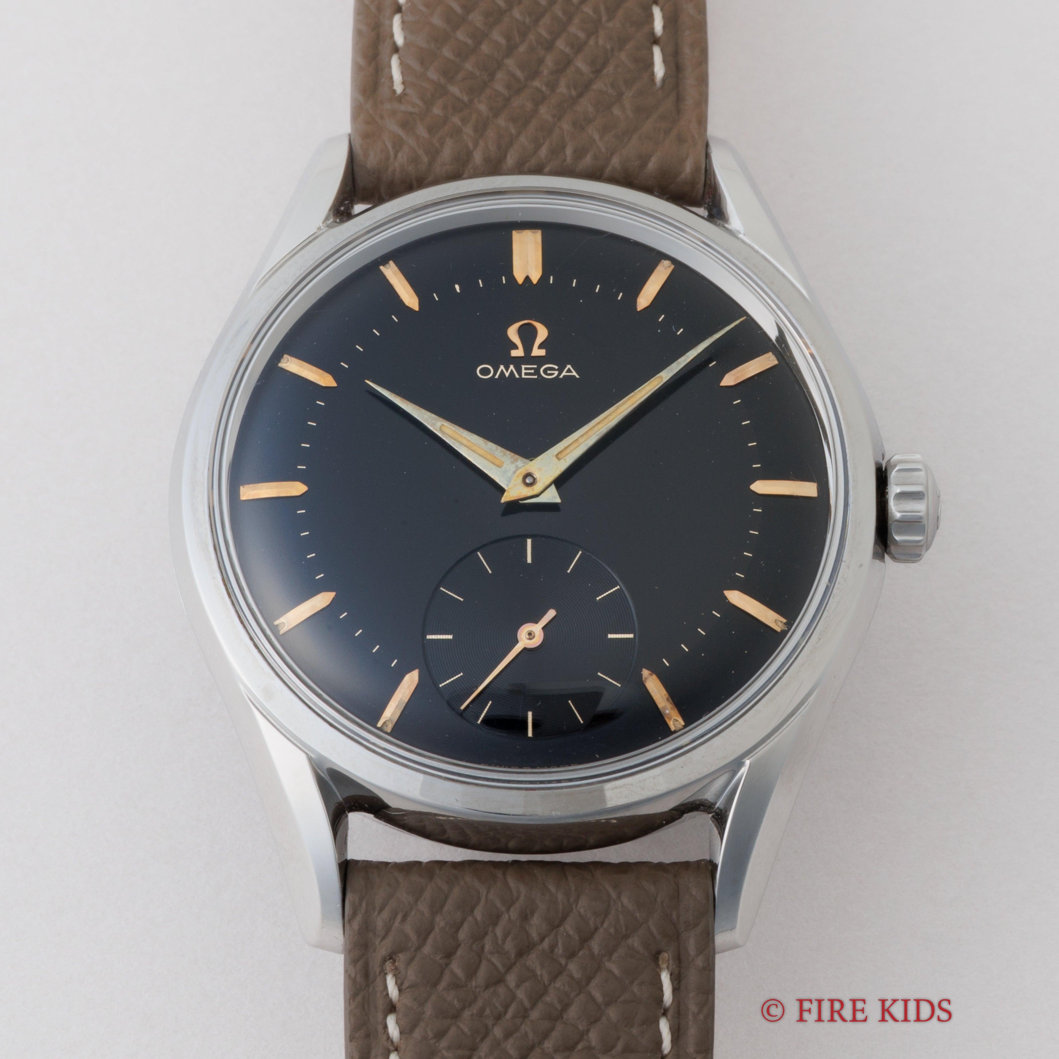 オメガ 30mmキャリバー 1956年製 ブラックミラーダイヤル 手巻き Cal.267