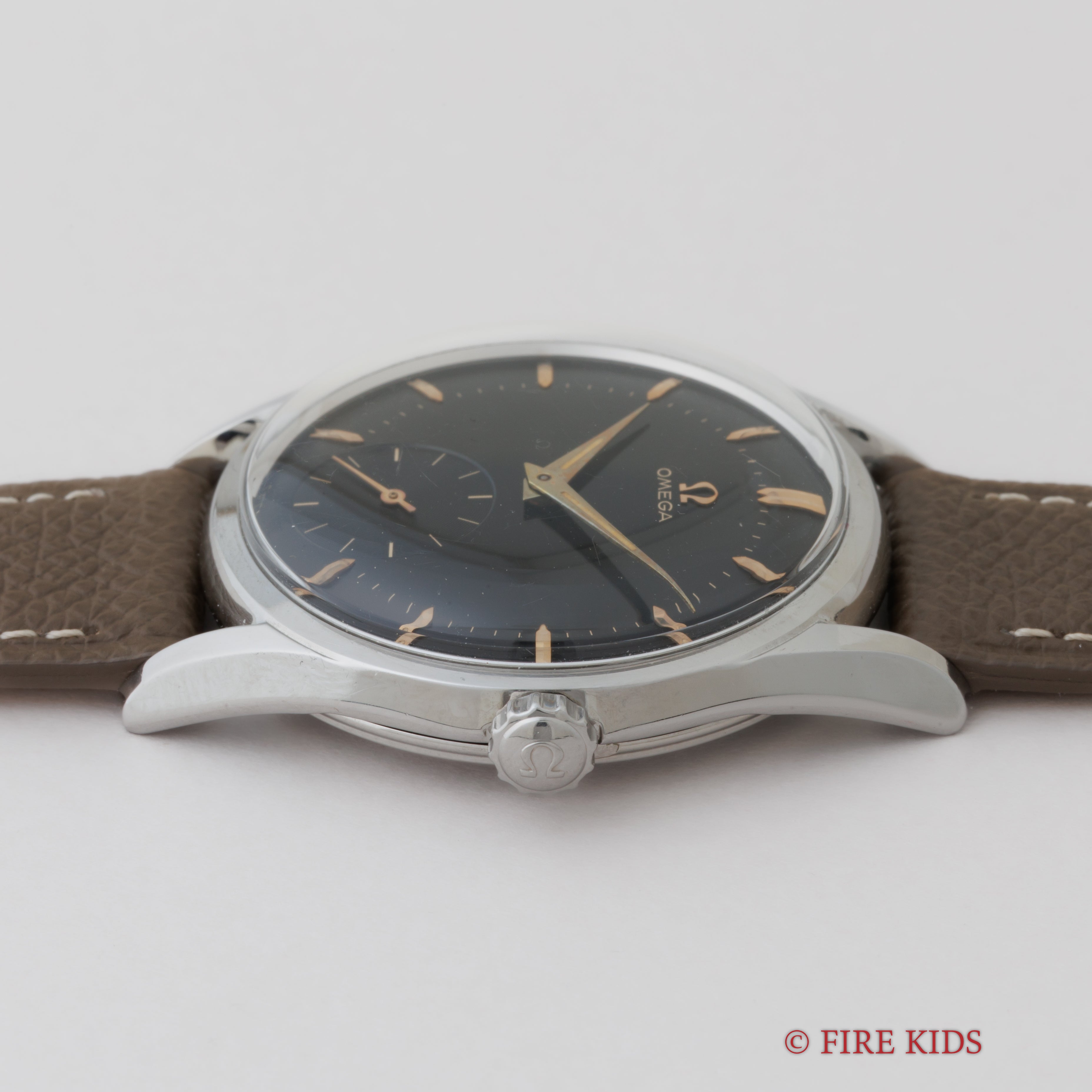 オメガ 30mmキャリバー 1956年製 ブラックミラーダイヤル 手巻き Cal.267