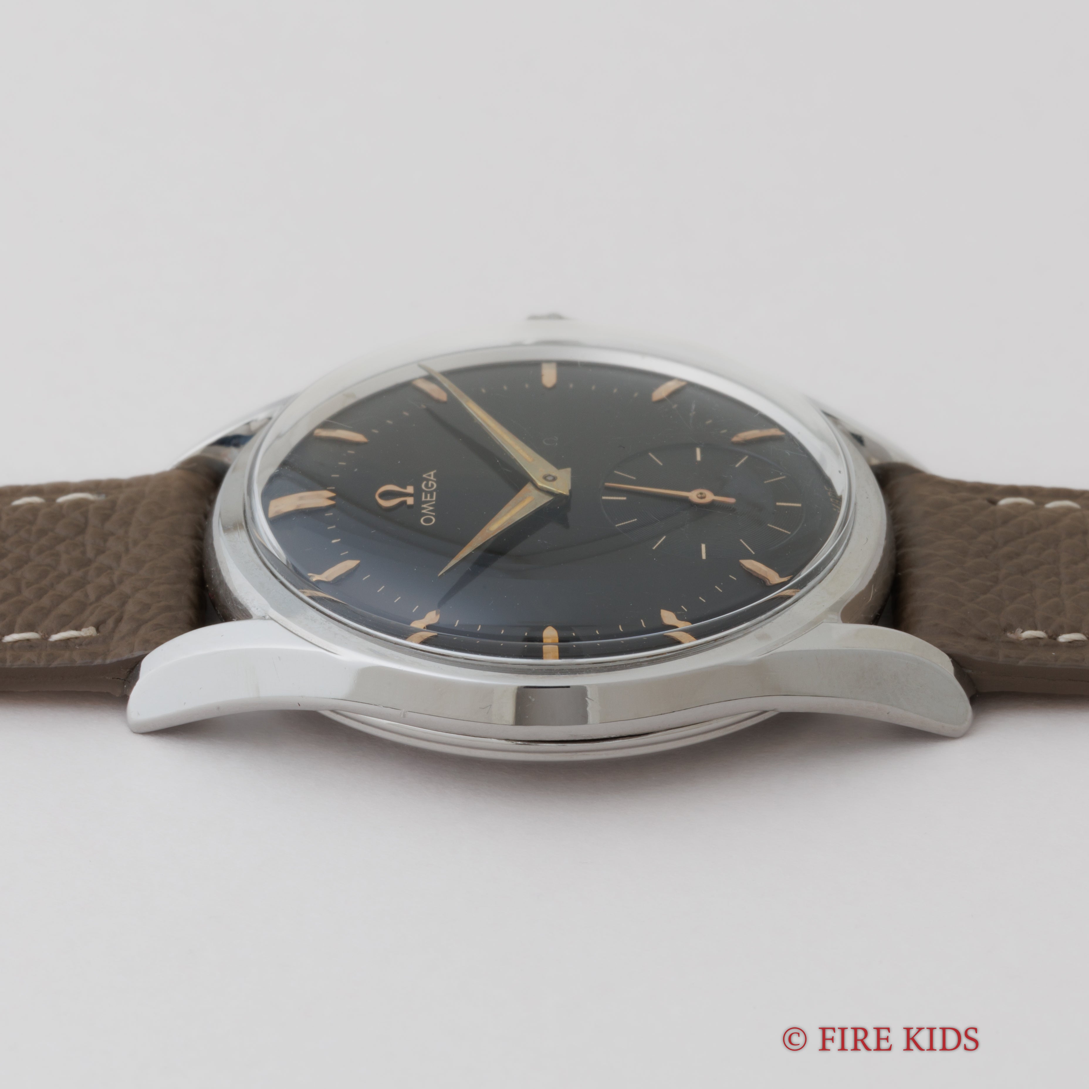 オメガ 30mmキャリバー 1956年製 ブラックミラーダイヤル 手巻き Cal.267