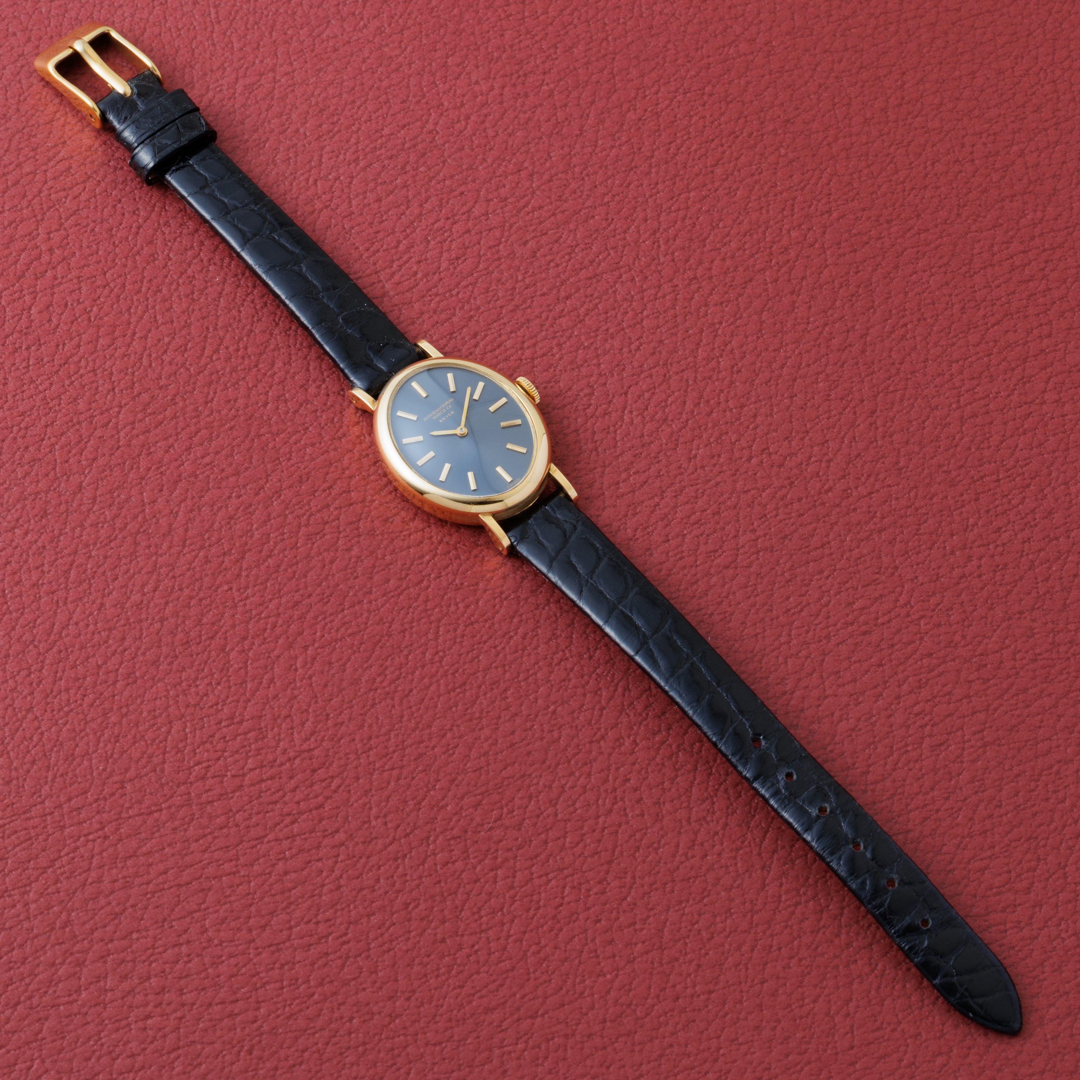 IWC 18金無垢オーバルケース BEYERダブルネーム 1976年製 ブルーグレーダイヤル 手巻きCal.412