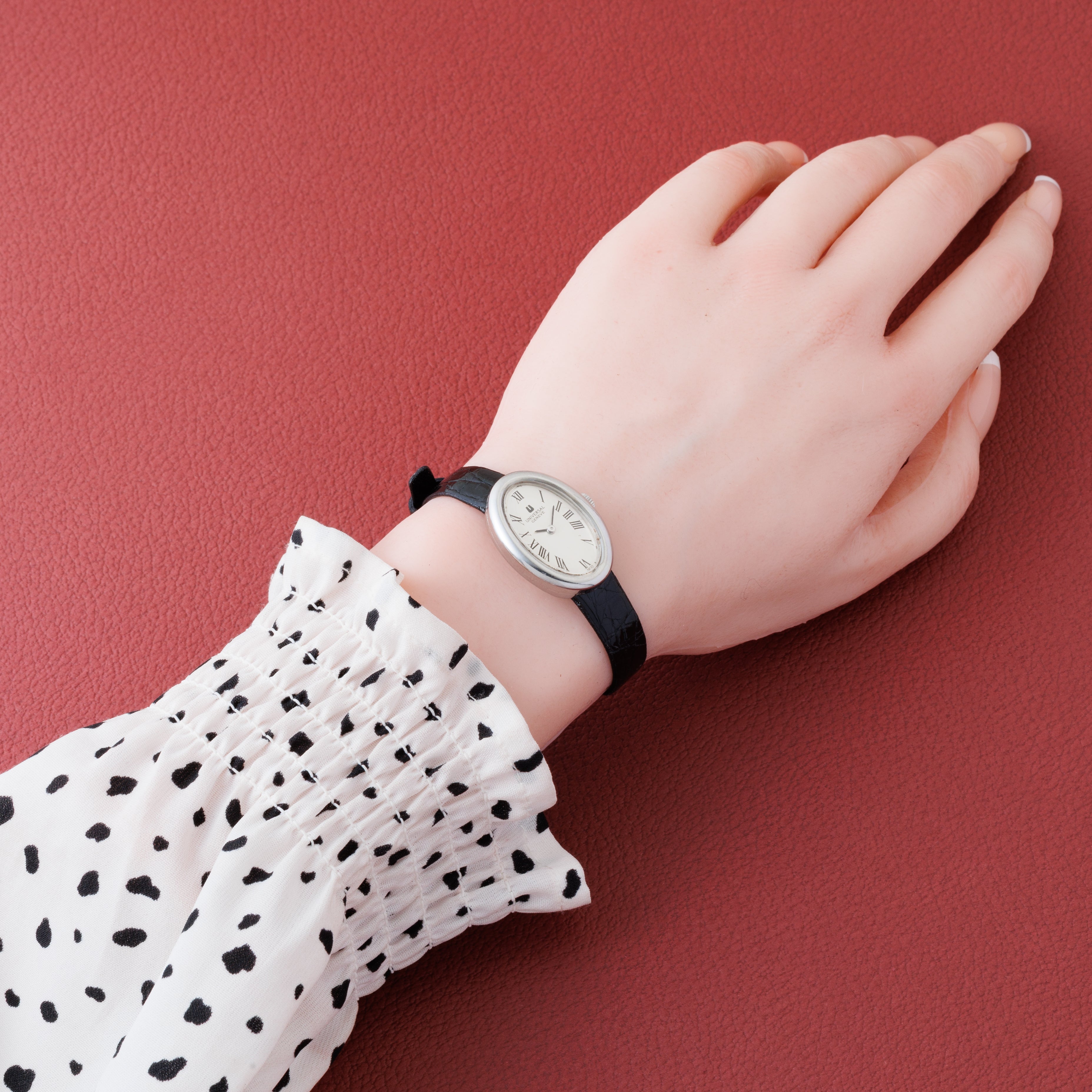 ユニバーサルジュネーブ 1970年代製 ベニュワールタイプ ホワイトローマンダイヤル 手巻き レディース