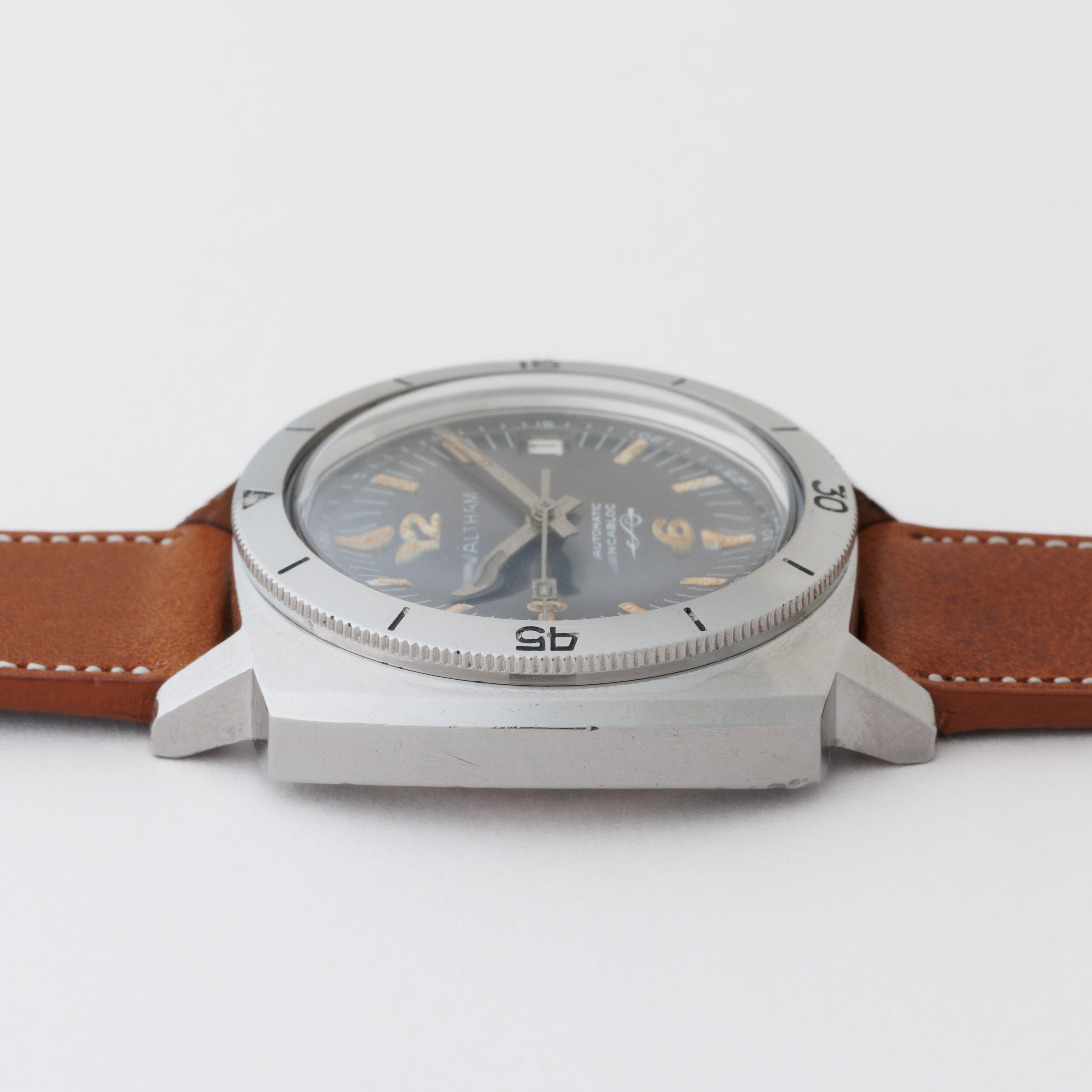 ウォルサム ダイバーズウオッチ クッションケース 1960年代製 自動巻き Cal.2472