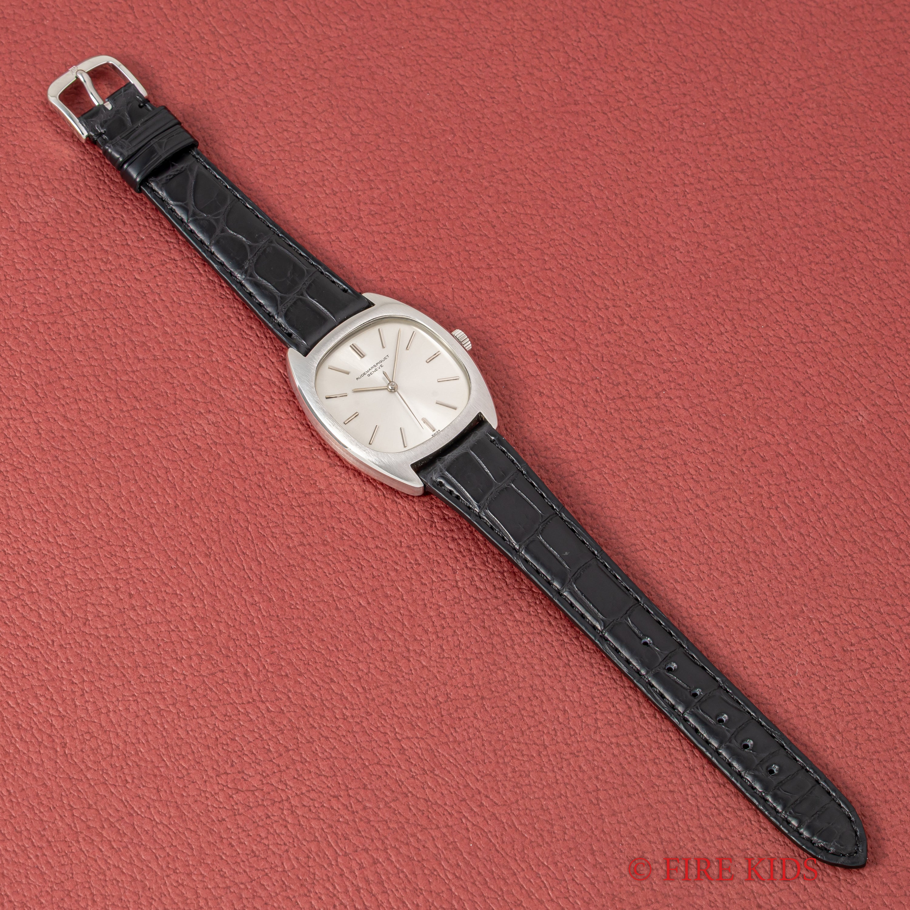 オーデマ・ピゲ トノーケース 1970年代製 手巻 Cal.K2002/1A ステンレスケース 箱付き