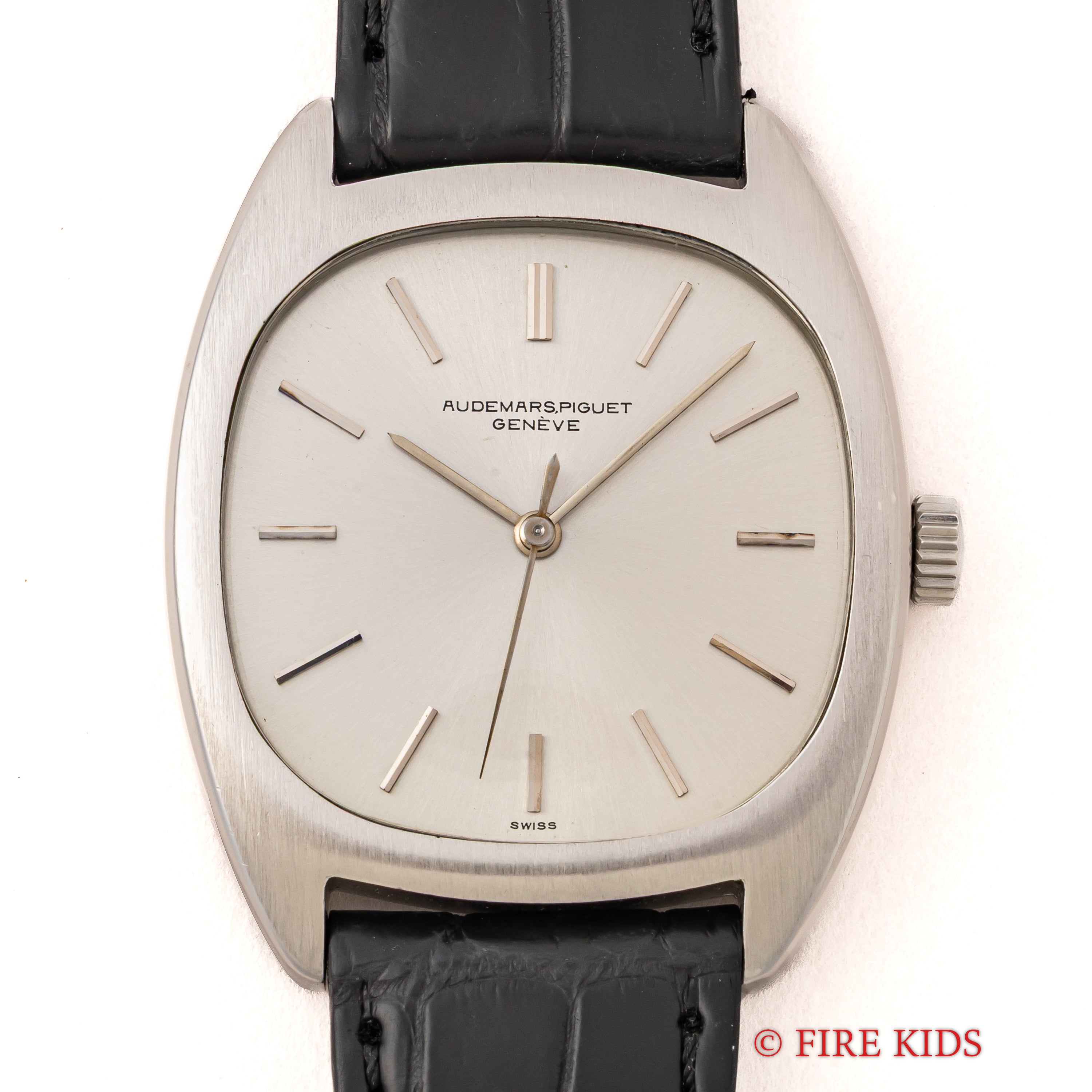 オーデマ・ピゲ トノーケース 1970年代製 手巻 Cal.K2002/1A ステンレスケース 箱付き