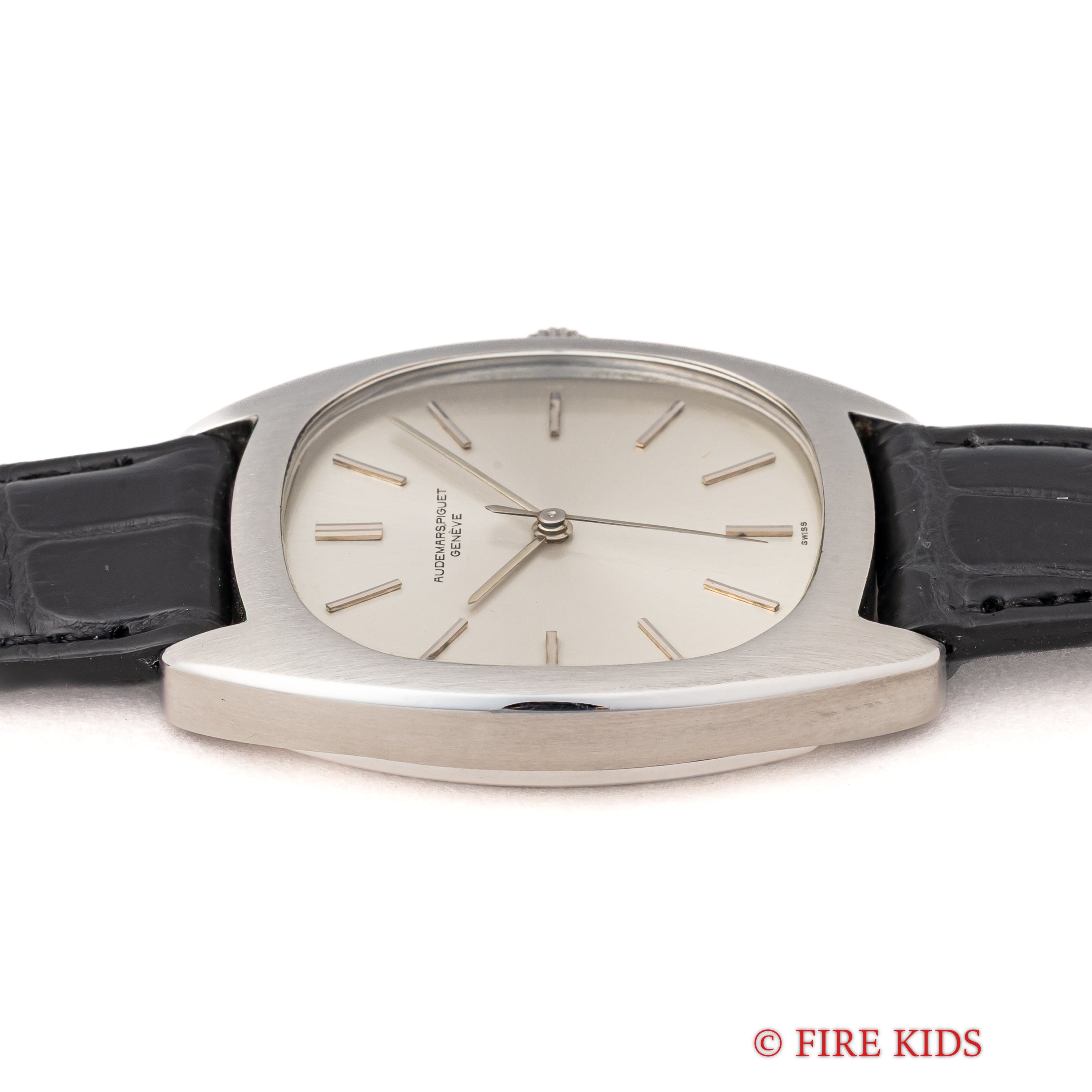 オーデマ・ピゲ トノーケース 1970年代製 手巻 Cal.K2002/1A ステンレスケース 箱付き