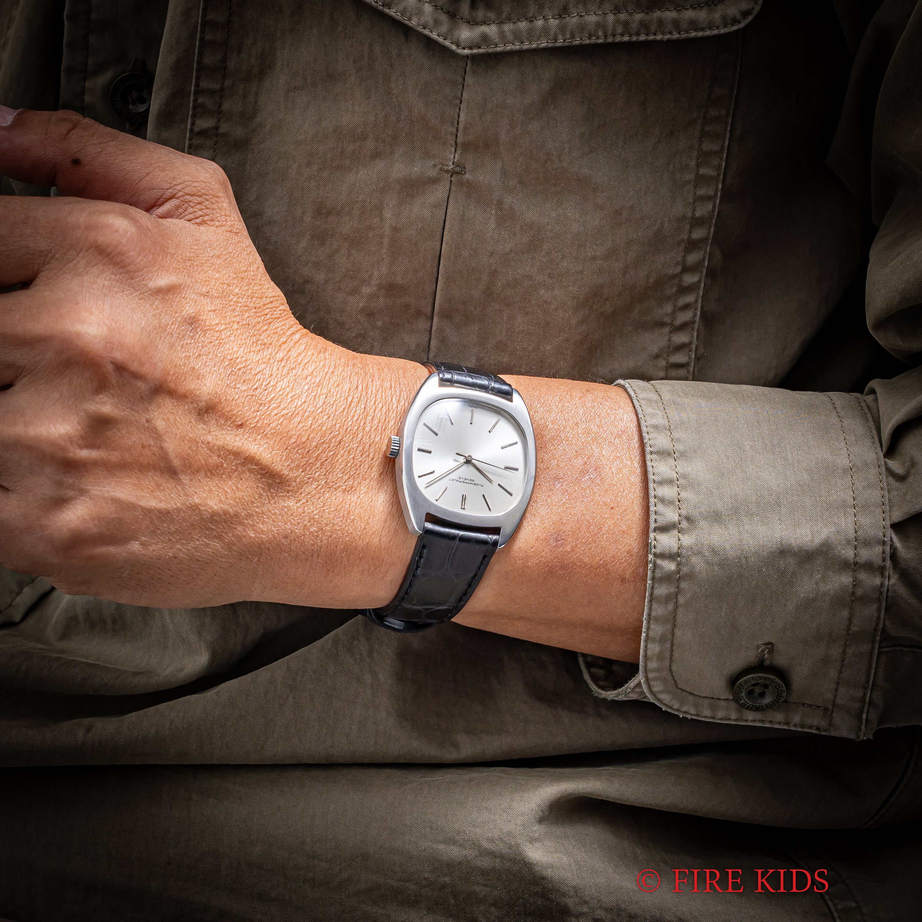 オーデマ・ピゲ トノーケース 1970年代製 手巻 Cal.K2002/1A ステンレスケース 箱付き