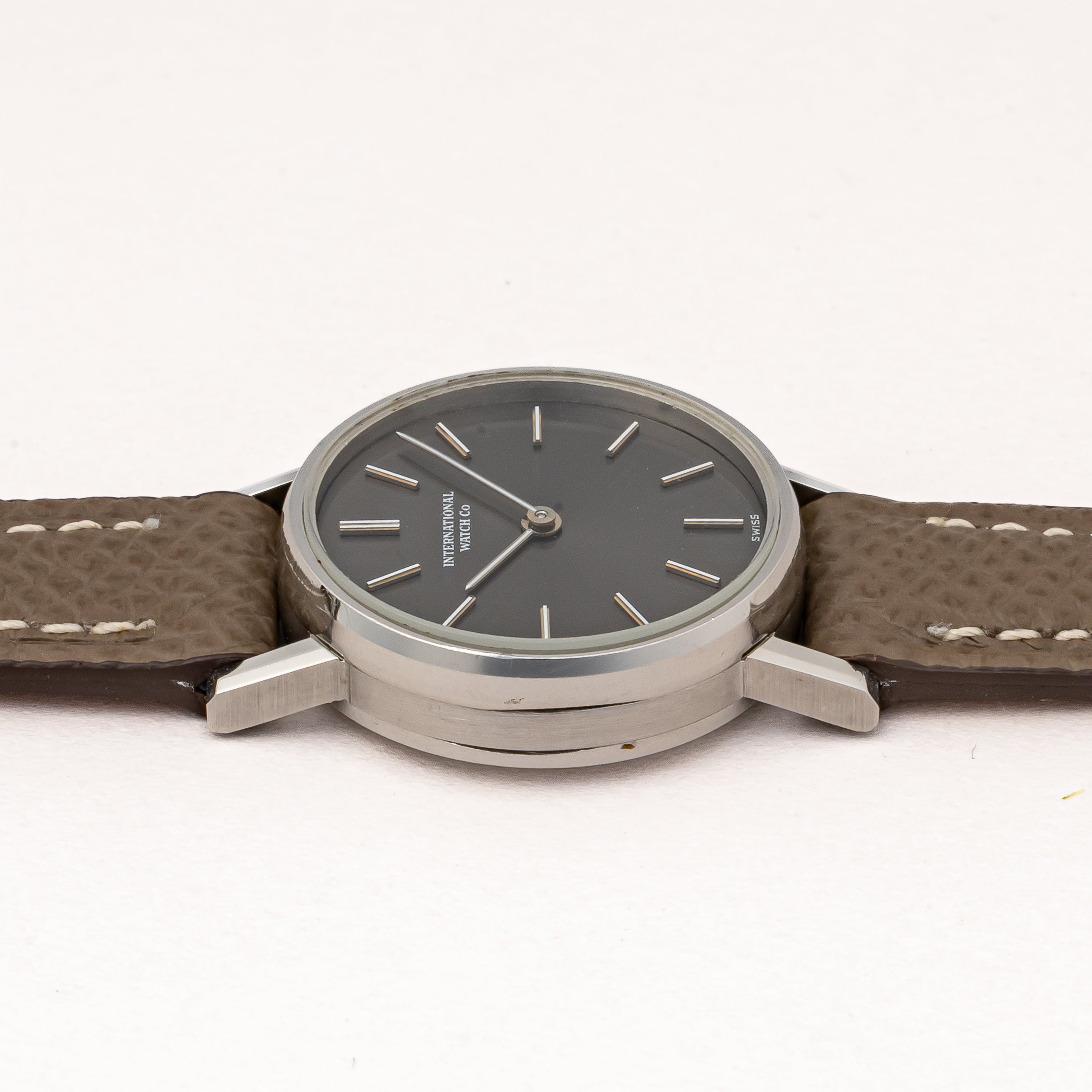 IWC レディース ラウンドケース グレーダイアル 1974年製