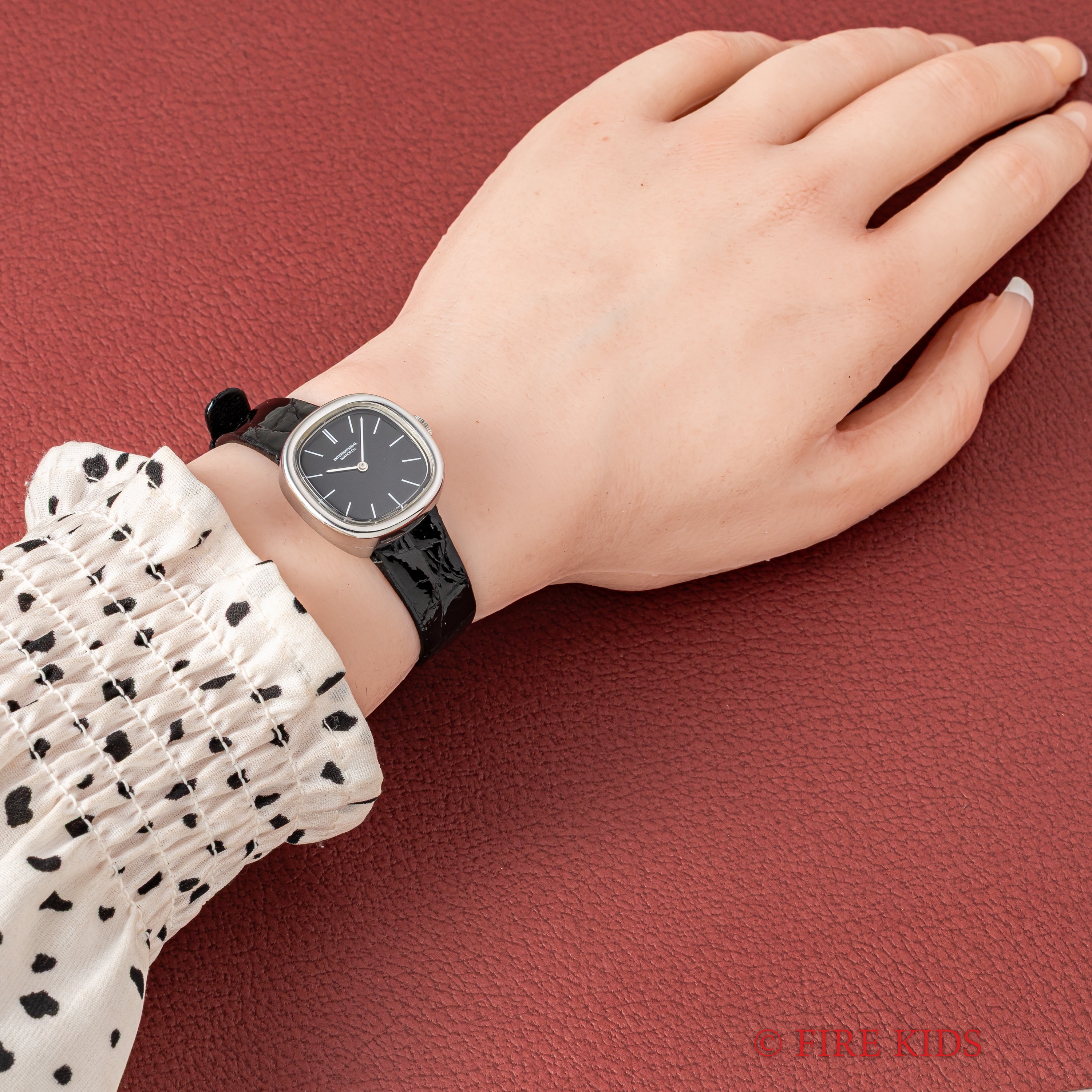 IWC レディースウオッチ ブラックダイヤル 1977年製 手巻 Cal.412 ユニークケース