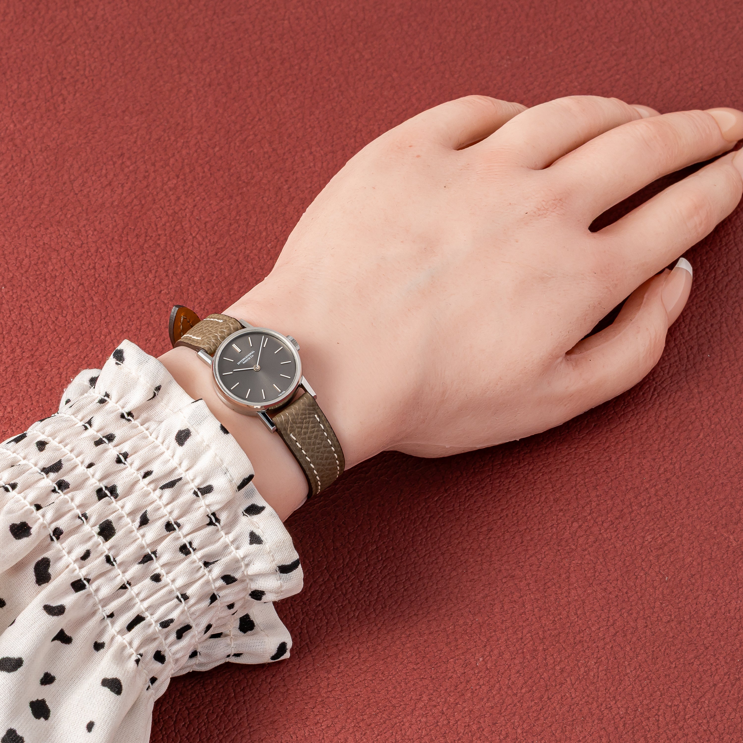 IWC レディース ラウンドケース グレーダイアル 1974年製