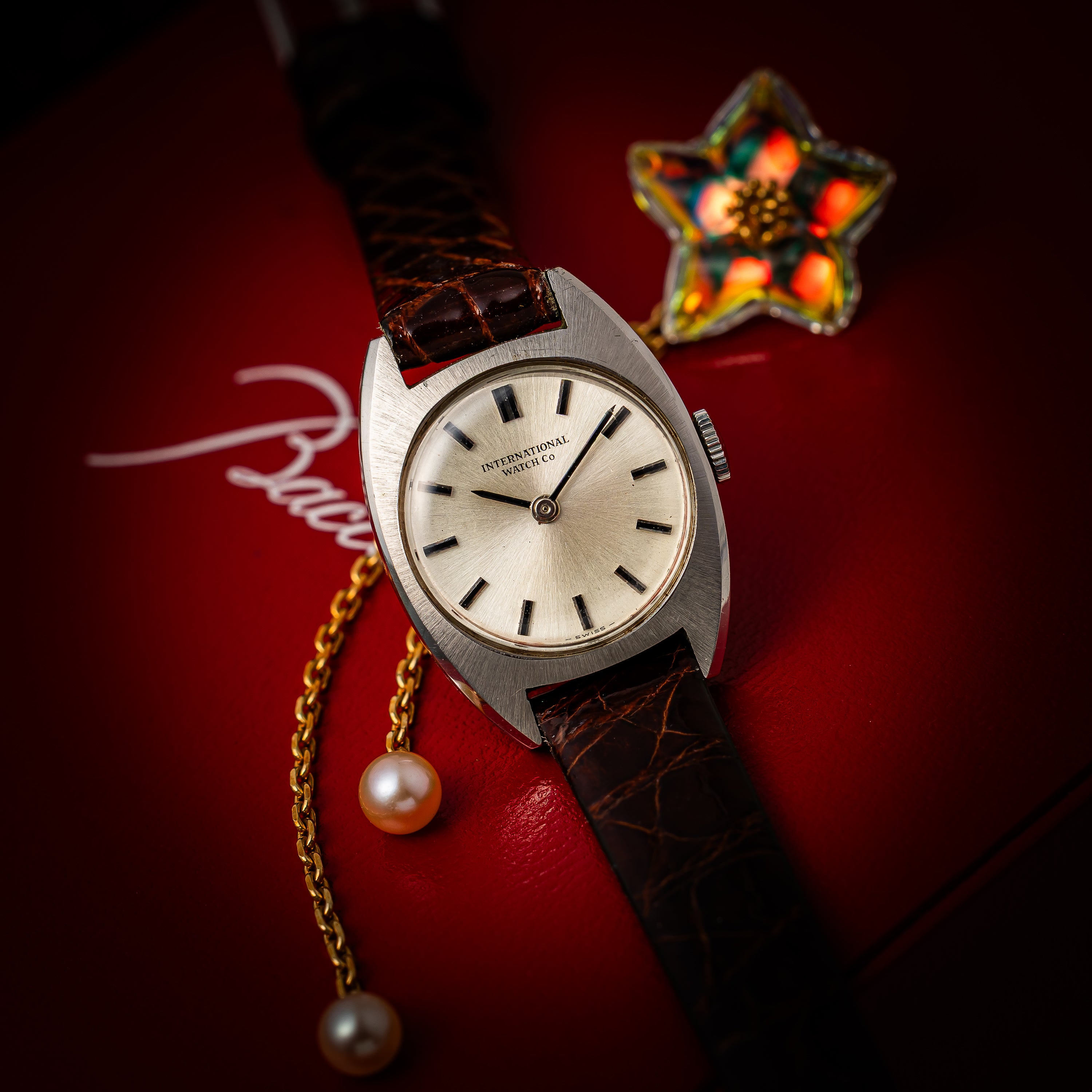 IWC レディース トノーケース 1971年製 手巻き Cal.412 シルバーダイヤル