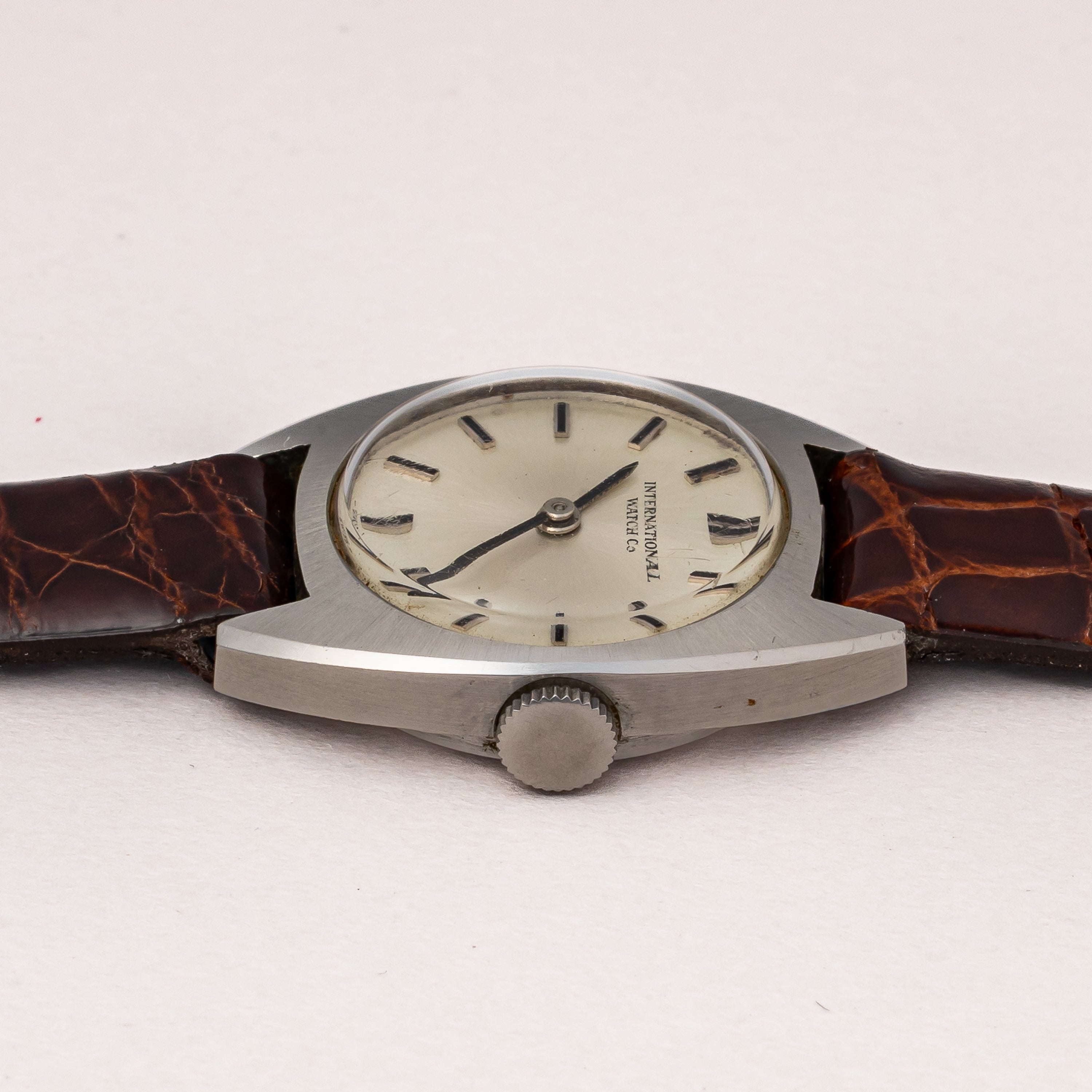 IWC レディース トノーケース 1971年製 手巻き Cal.412 シルバーダイヤル