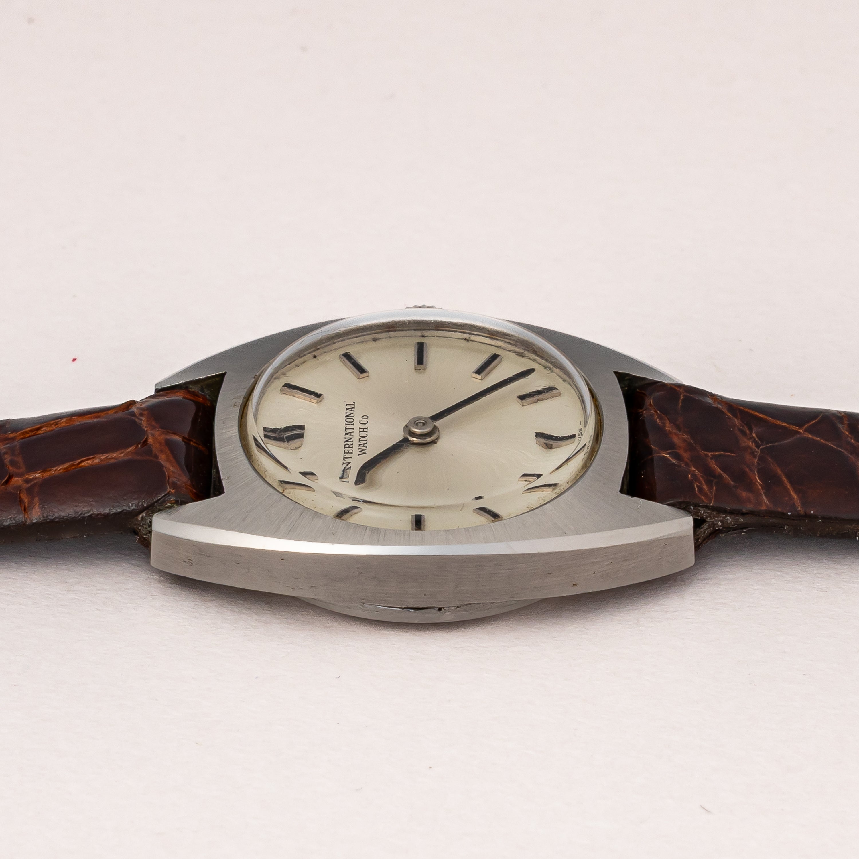 IWC レディース トノーケース 1971年製 手巻き Cal.412 シルバーダイヤル